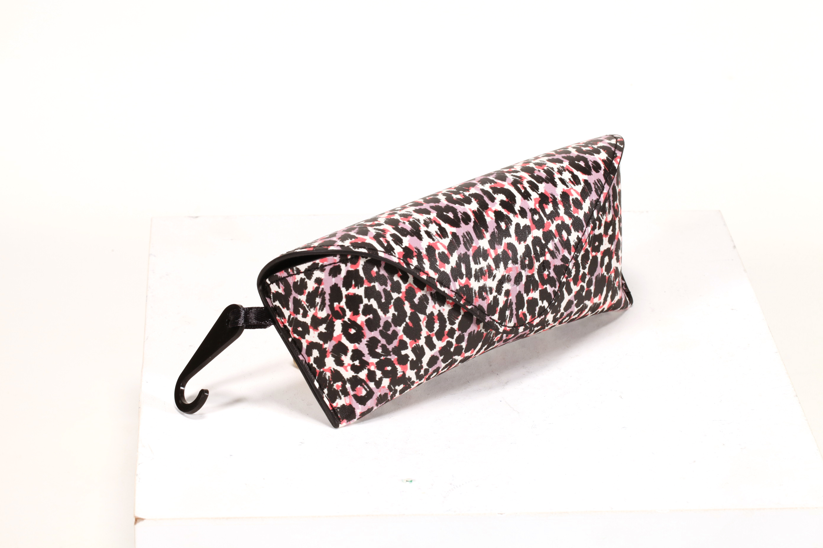 Has a variety of styles of glasses box soft bag, bright colors, a variety of styles,