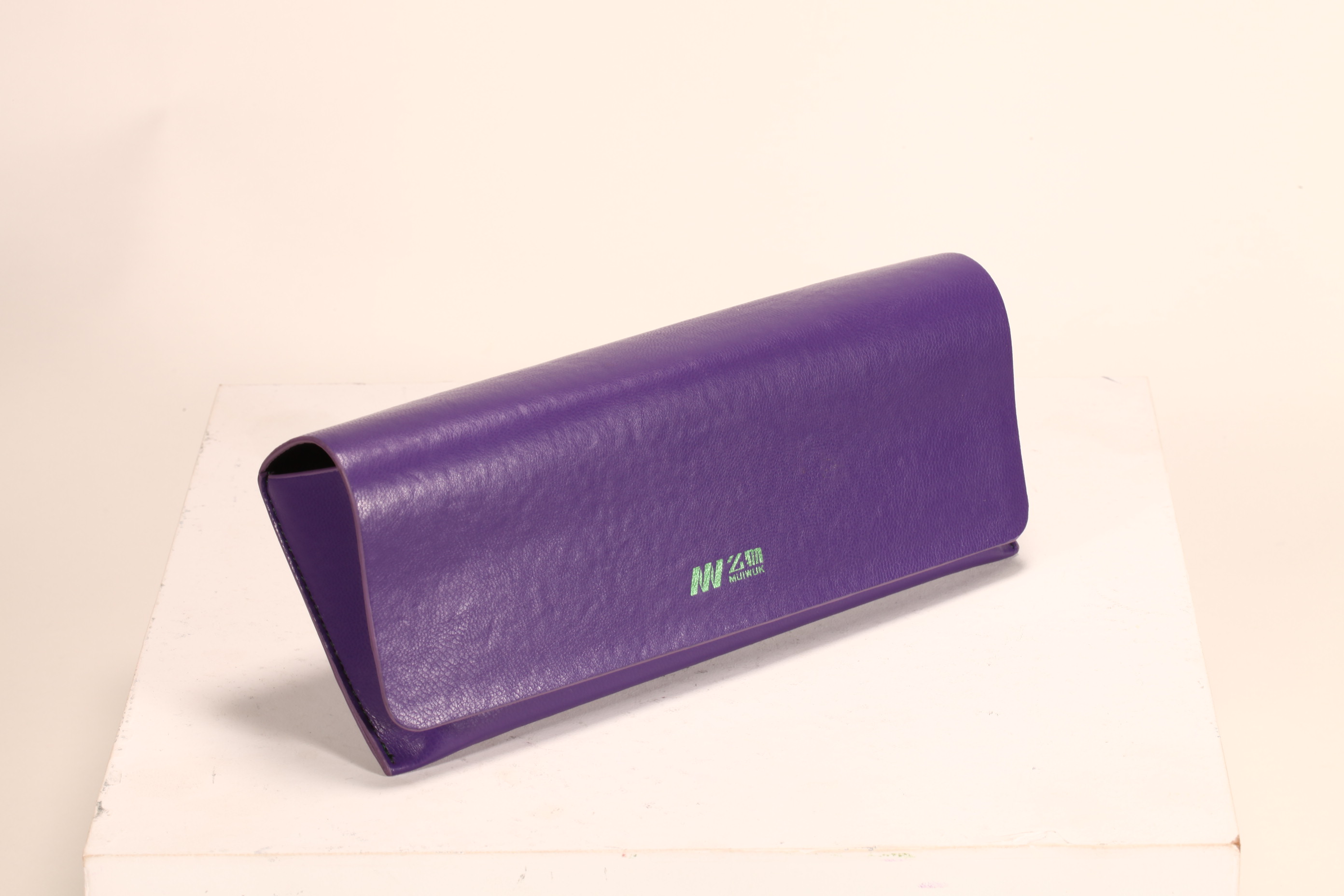 A violet style glasses case set, which includes cardboard box, glasses case, shopping bag, color and LOGO can be customized to create your own glasses case