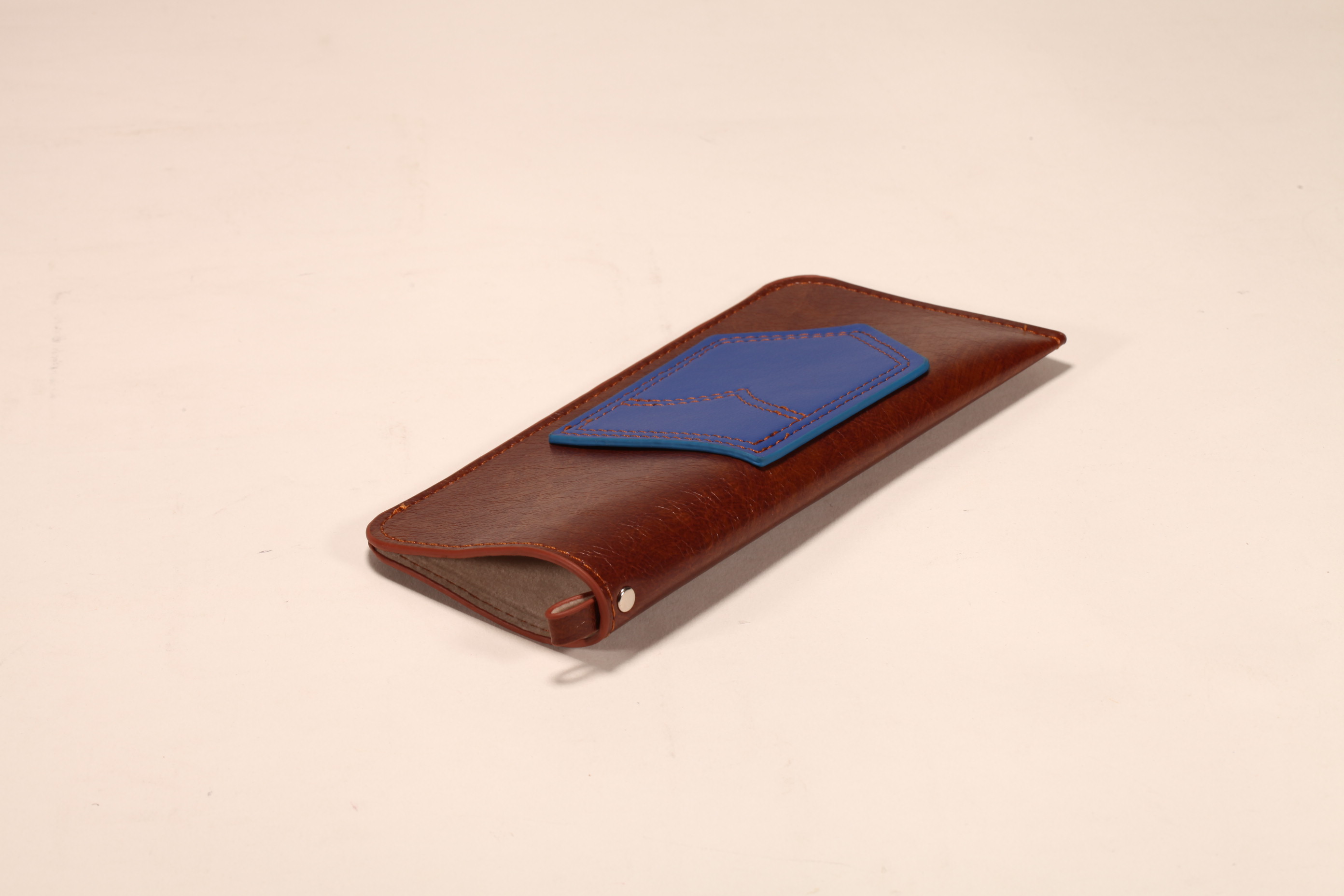 The two types are eyeglasses leather case, leather material, fine line, and a small sandwich on the back can be put into the eyeglasses cloth