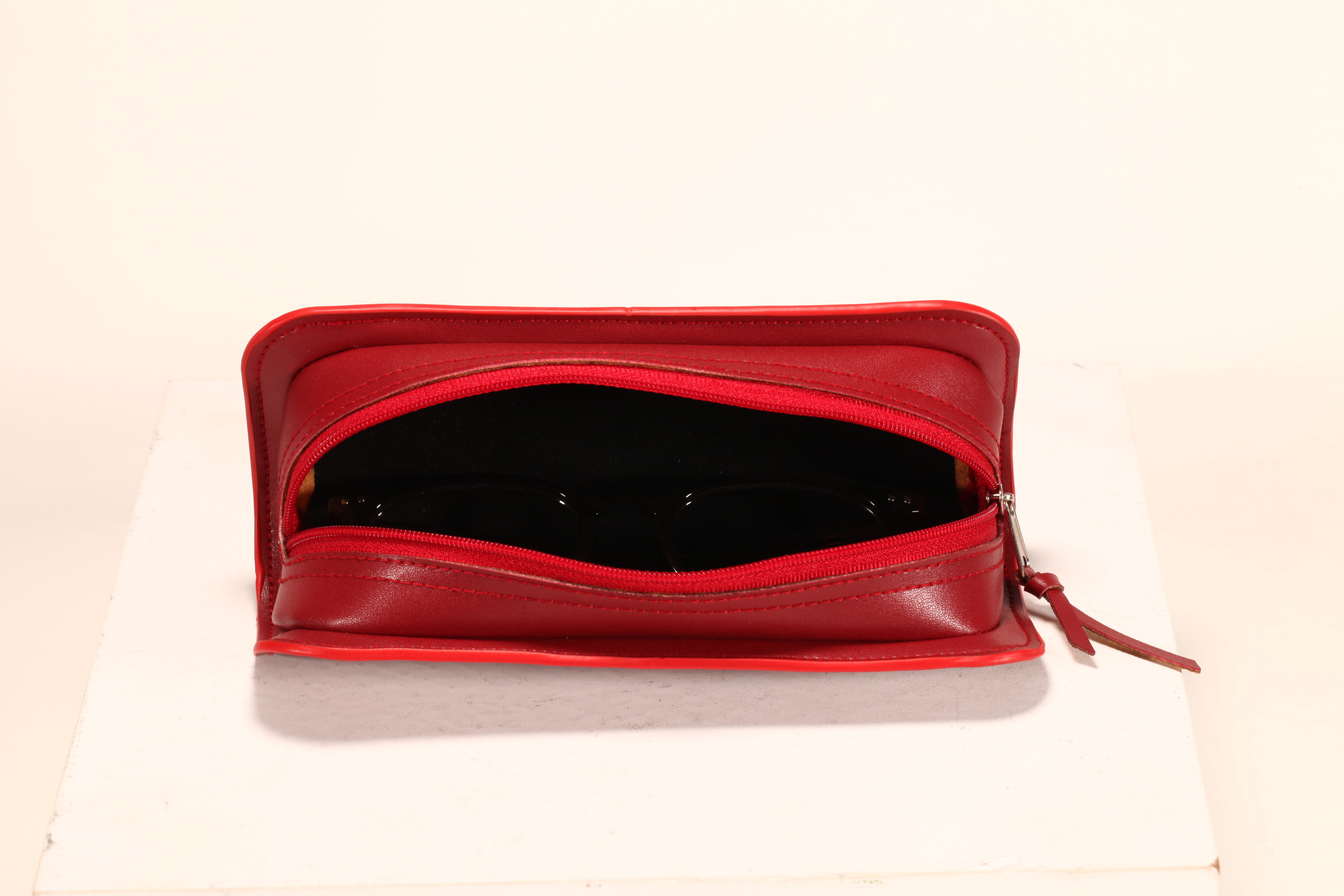 4 styles of zipper glasses bag, leather material, novel style, wide variety