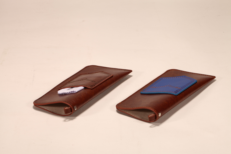 The two types are eyeglasses leather case, leather material, fine line, and a small sandwich on the back can be put into the eyeglasses cloth
