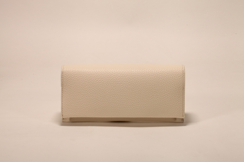 A milky white glasses box soft bag, fine workmanship