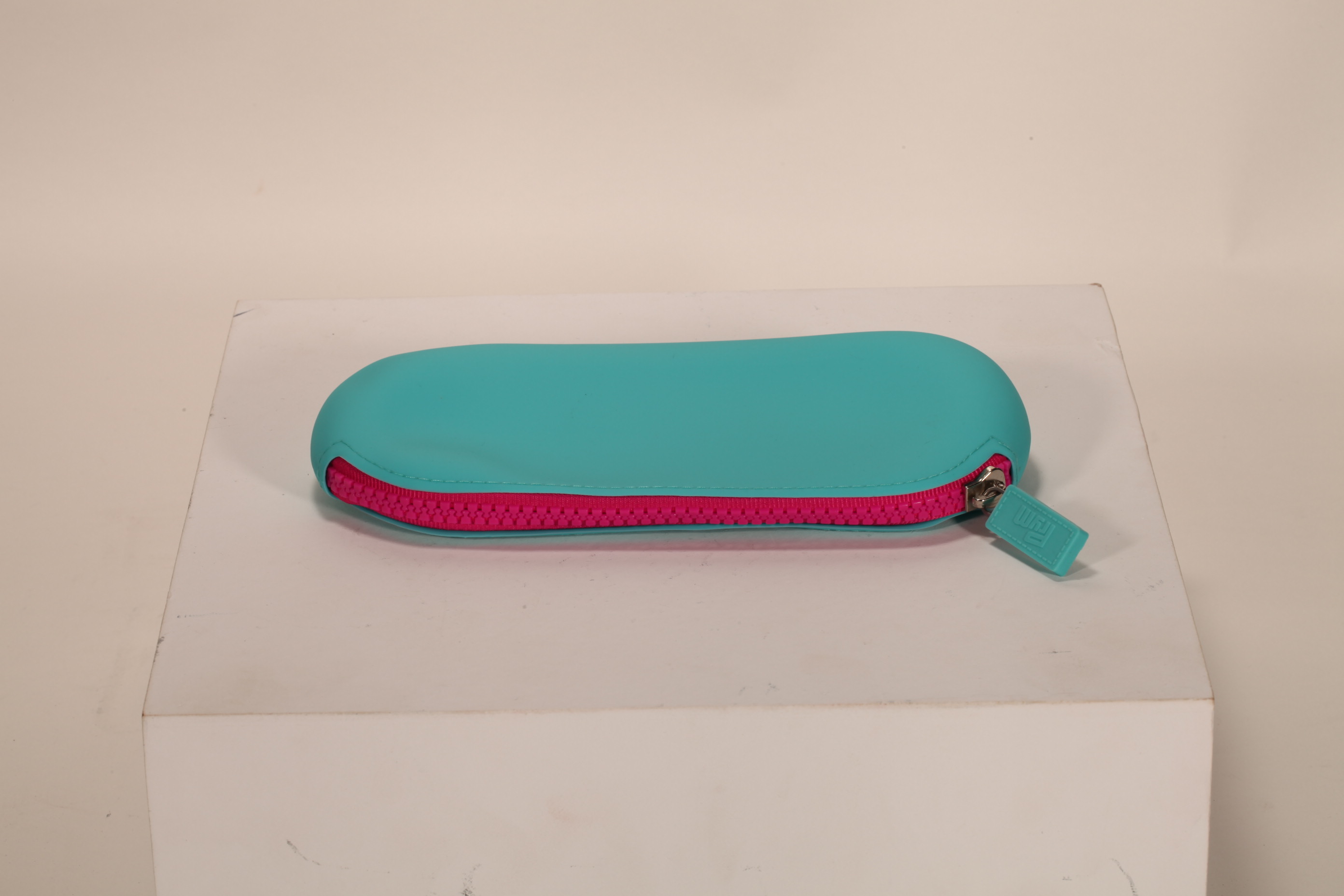 A silicone glass zipper bag, bright color, strong visual impact,