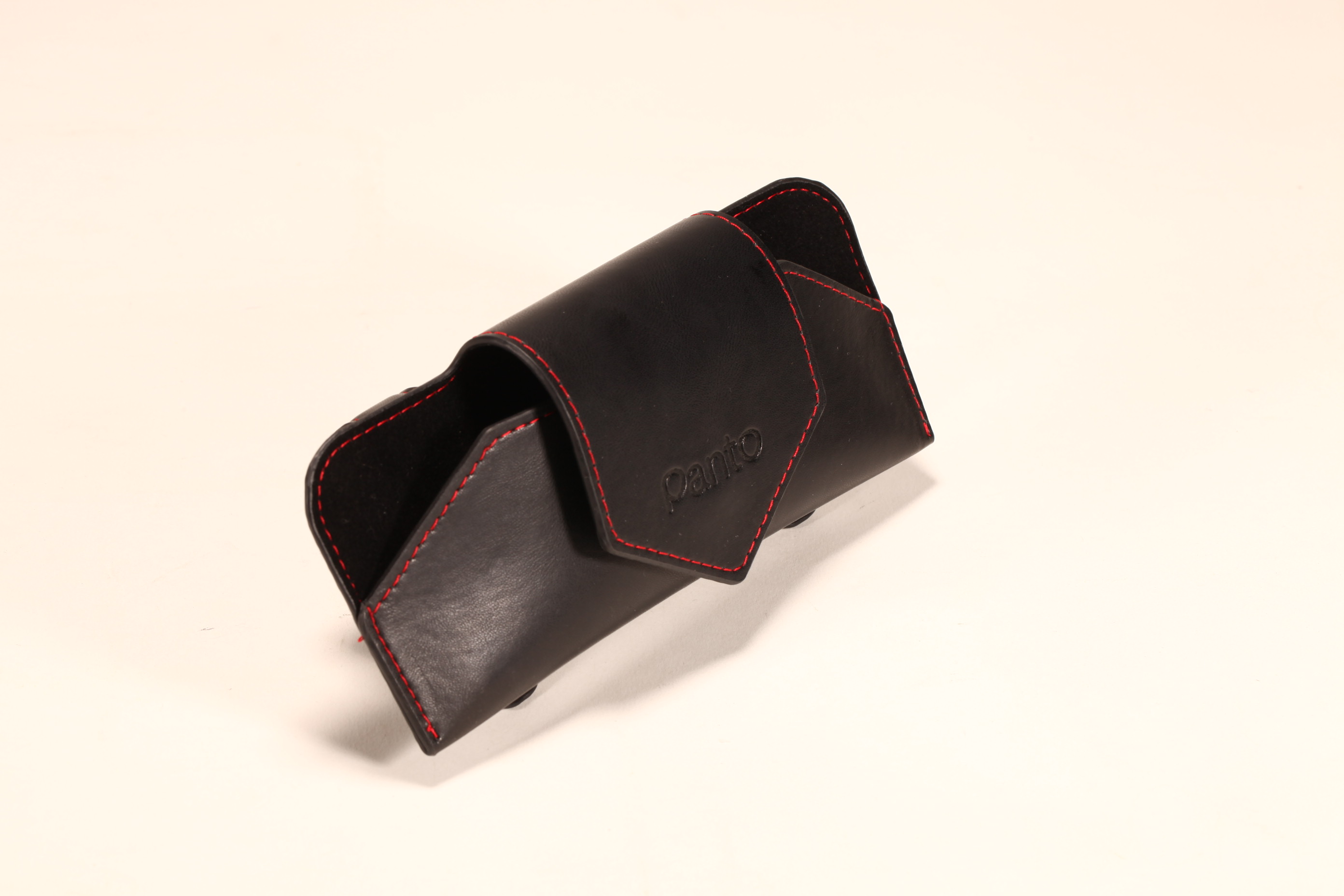 A black hollow leather glass case soft bag, the car line is accurate,