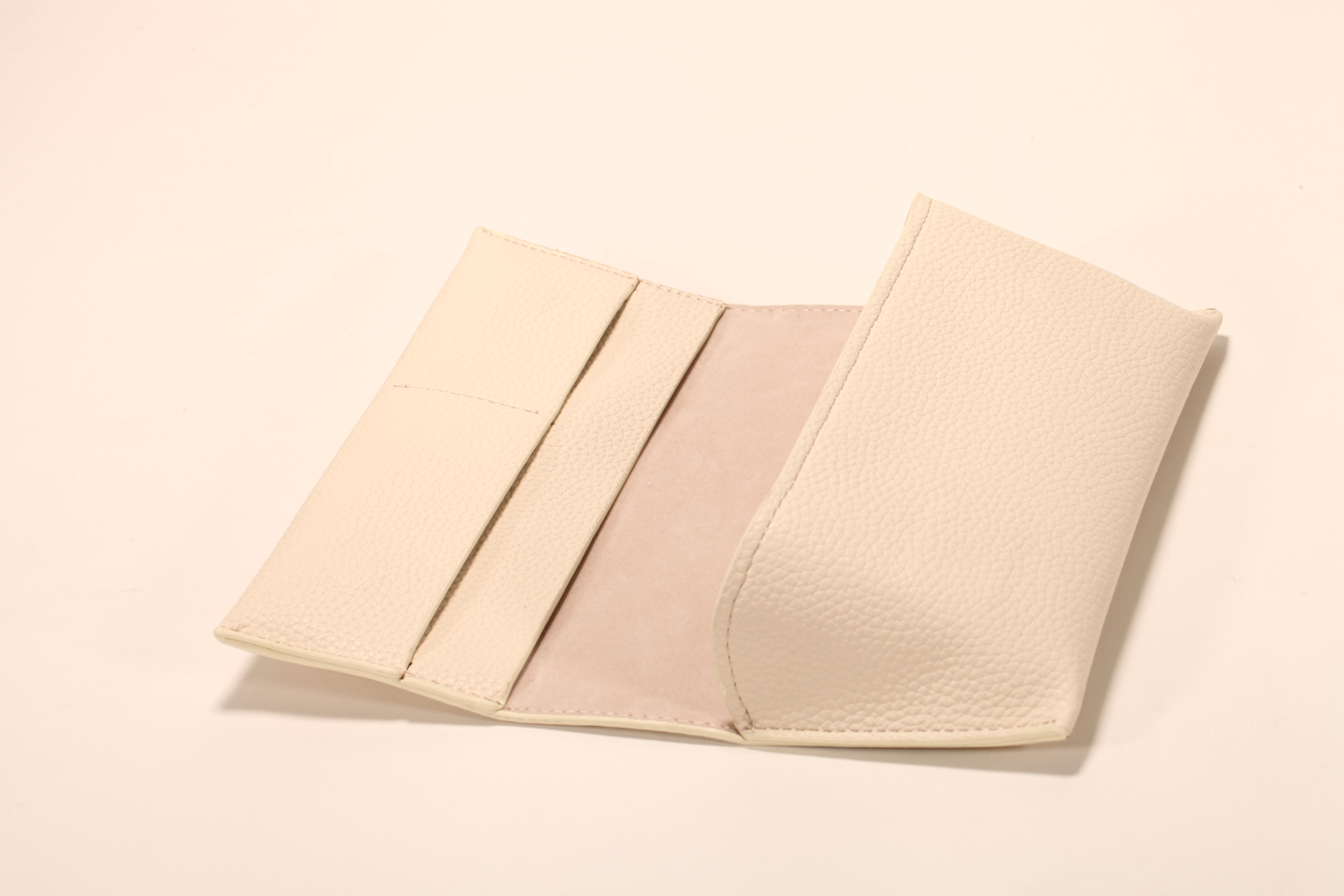 A milky white glasses box soft bag, fine workmanship