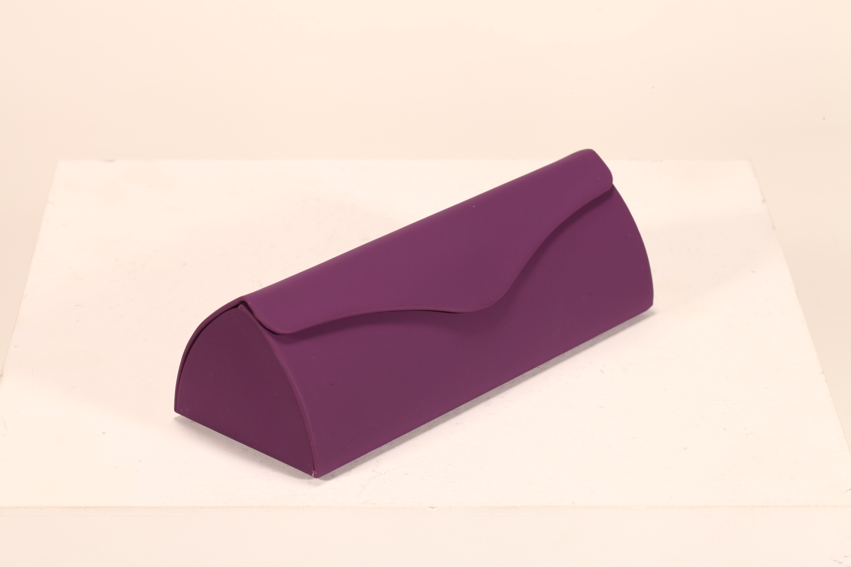 A triangular glasses handmade case, two colors, fog leather material