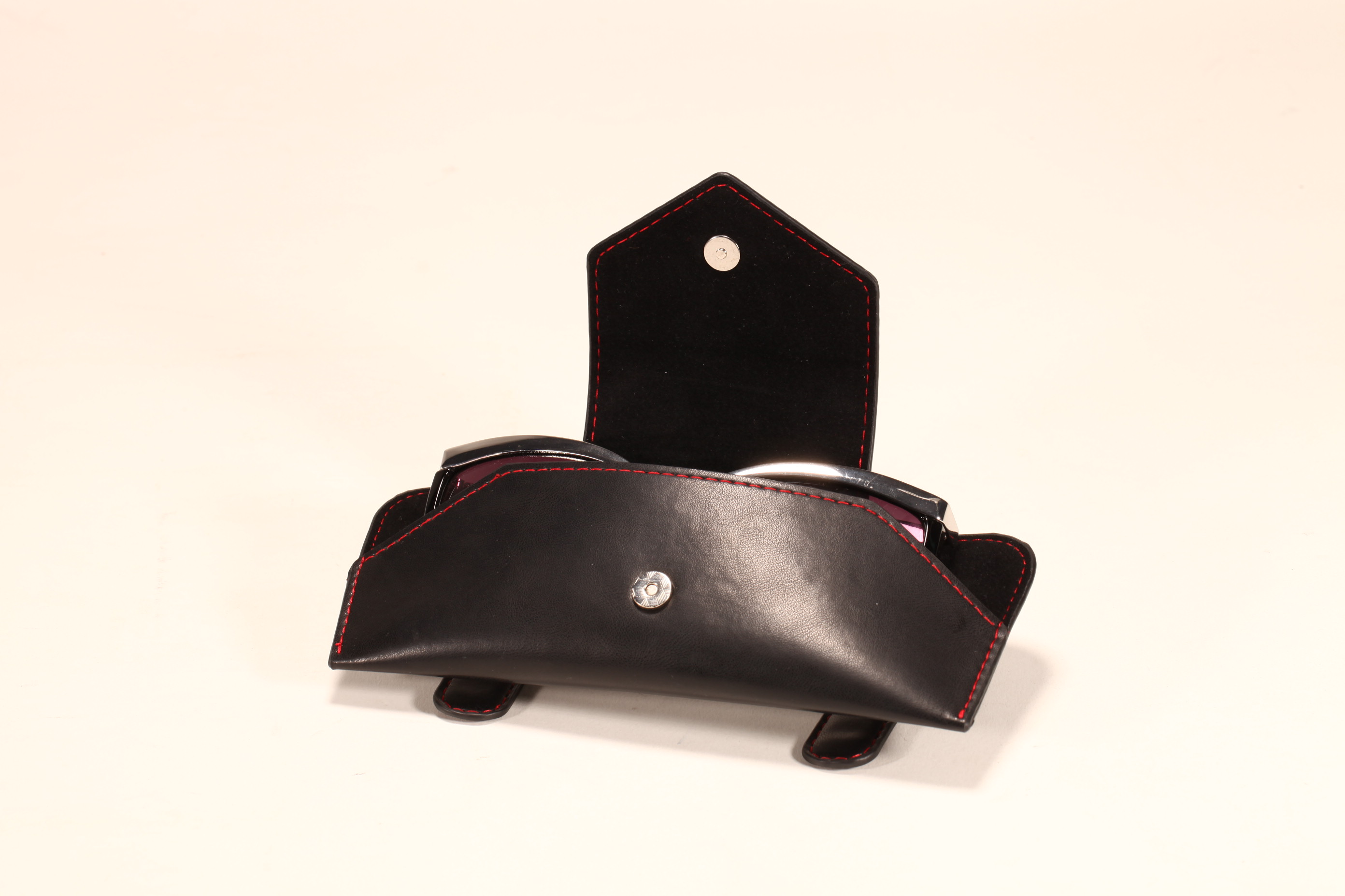 A black hollow leather glass case soft bag, the car line is accurate,
