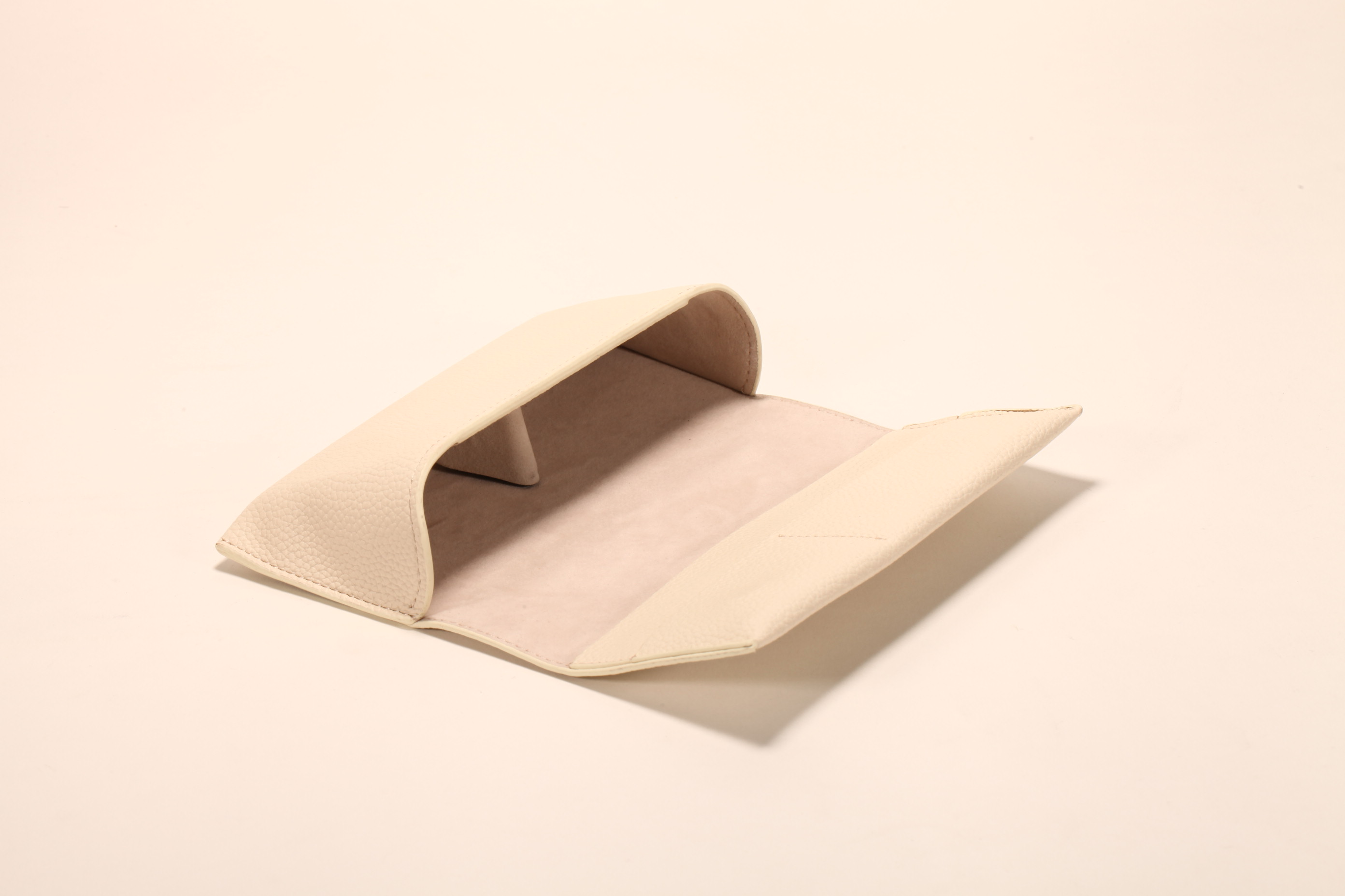 A milky white glasses box soft bag, fine workmanship