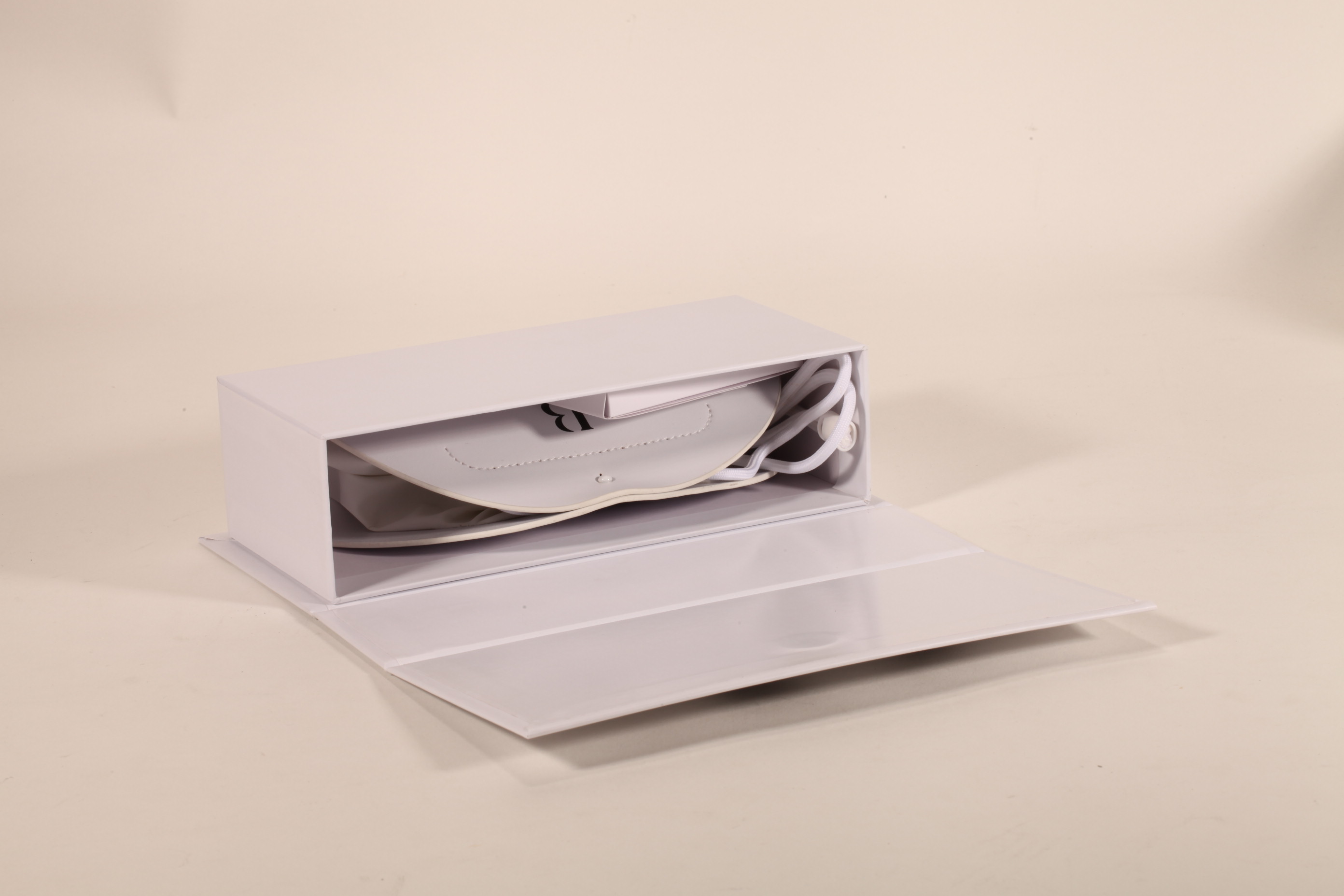 A set of glasses case, including carton, glasses case, instruction manual, LOGO and color can be customized