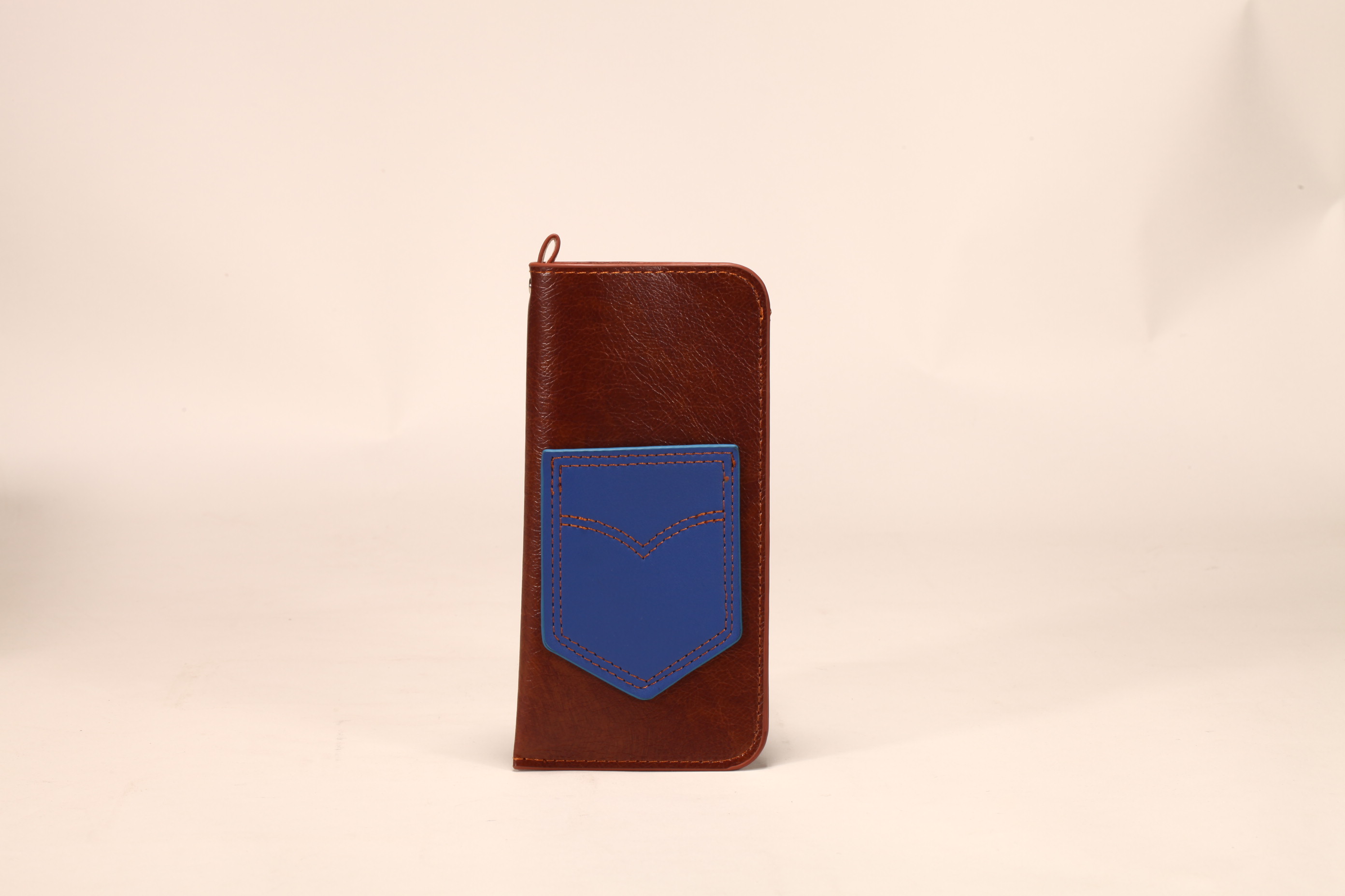 The two types are eyeglasses leather case, leather material, fine line, and a small sandwich on the back can be put into the eyeglasses cloth