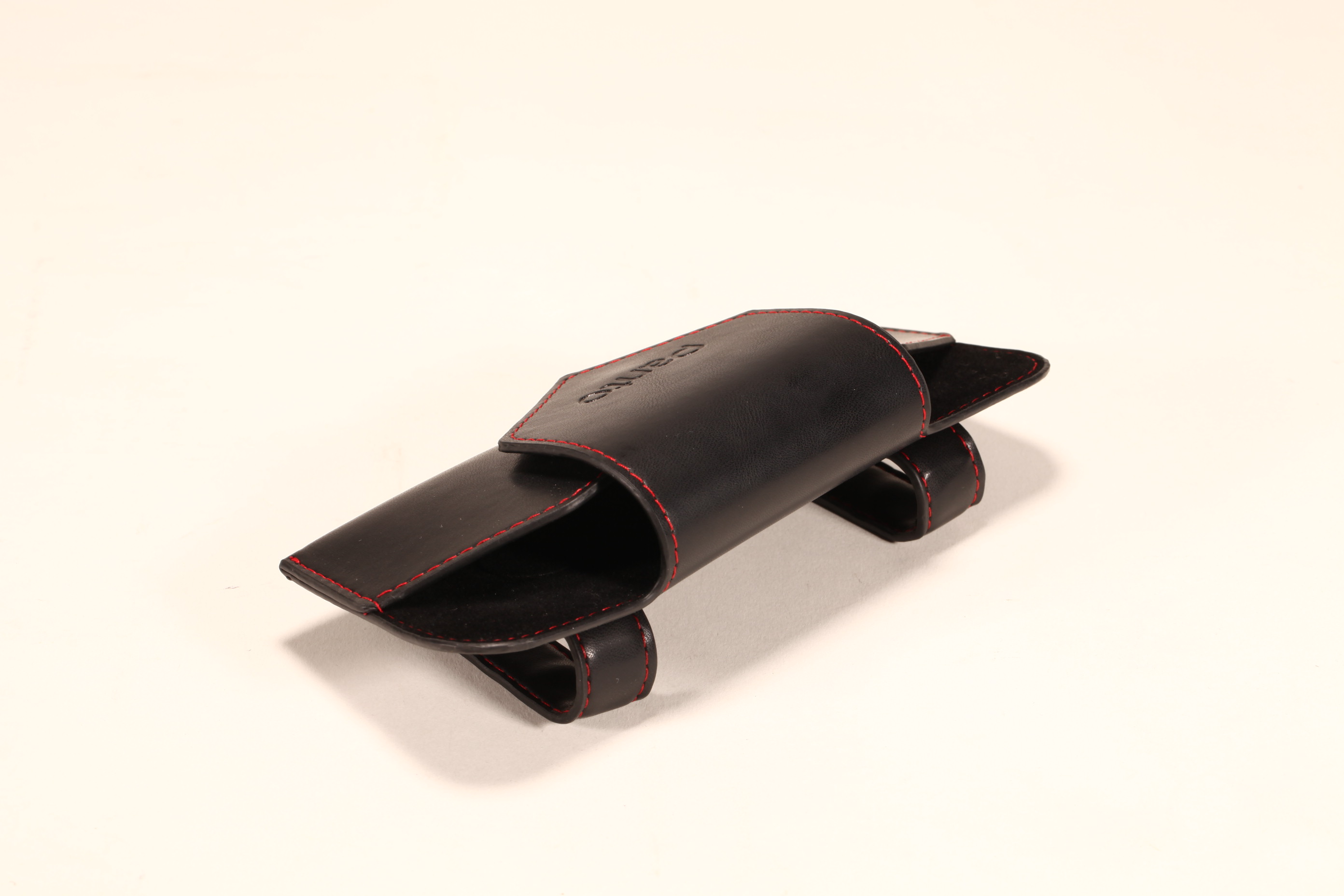 A black hollow leather glass case soft bag, the car line is accurate,
