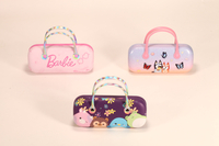 Estas son cajas de hierro portátiles para lentes con asa. Tienen diseños de colores y motivos infantiles, muy adorables.