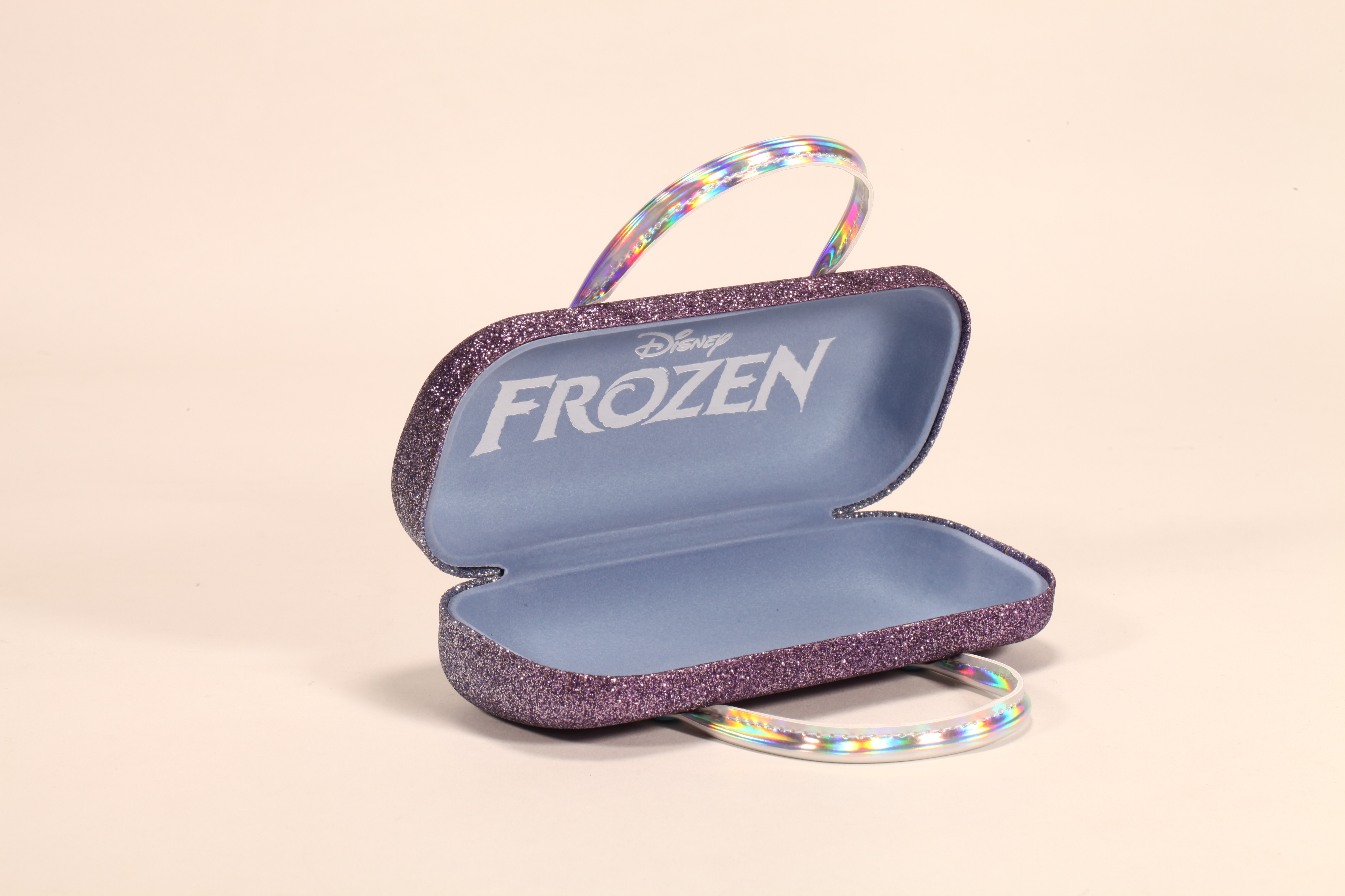 Estas son cajas de hierro portátiles para lentes. Tienen asas y diseños con personajes famosos, llenos de encanto y color.