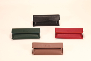 Estos estuches para lentes son de diseño sencillo y elegante. Vienen en varios colores, hechos con materiales de buena calidad.