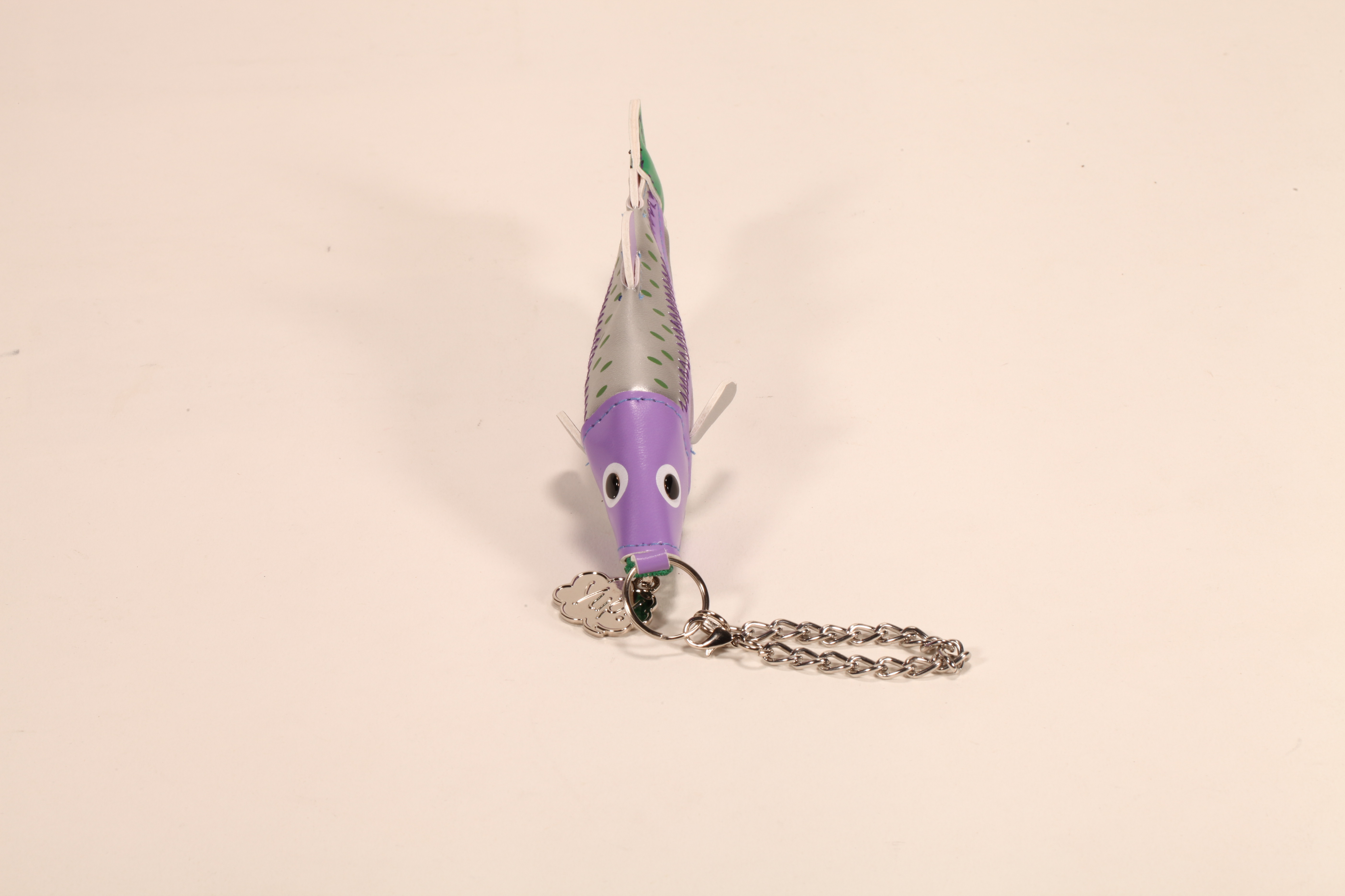 Esta es una bolsa con cremallera para lentes en forma de pez. Viene con un cordón de acero inoxidable y un diseño colorido.