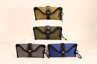 Estos estuches para lentes de sol vienen en cuatro colores: gris, verde militar, dorado y azul. Tienen hebillas y ganchos.