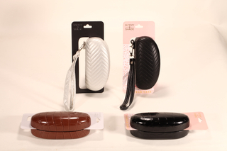 Estos estuches para lentes de sol vienen en cuatro colores: blanco, negro, marrón. Tienen texturas y correas para llevar cómodamente.