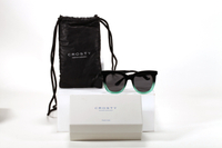 Este set de accesorios para gafas de la marca Crosty incluye una bolsa negra, un estuche blanco y unas gafas de sol de diseño elegante.