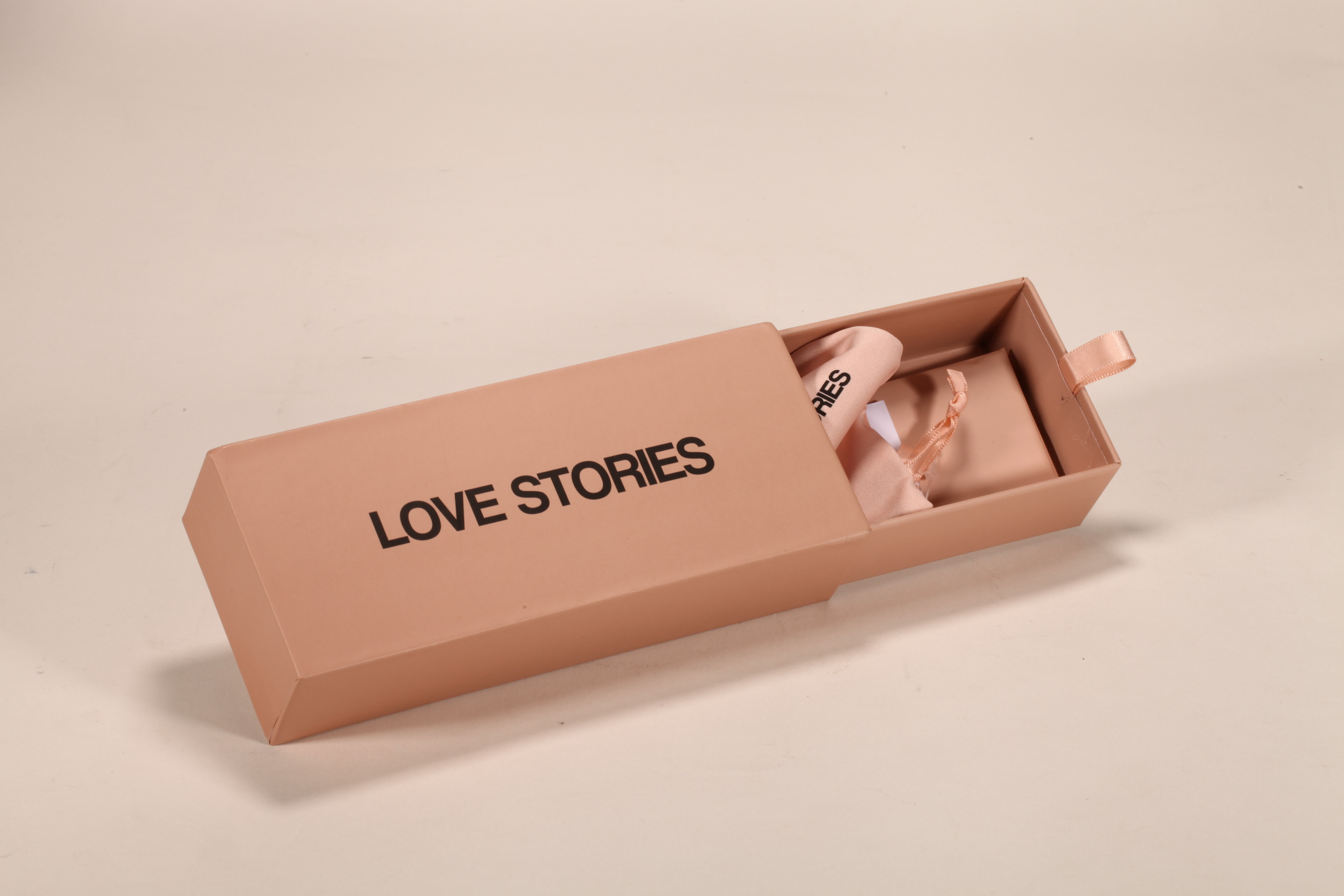 Este set de estuches para anteojos de la marca Love Stories incluye estuches, bolsas y paños de limpieza, presentados con un estilo elegante y delicado.