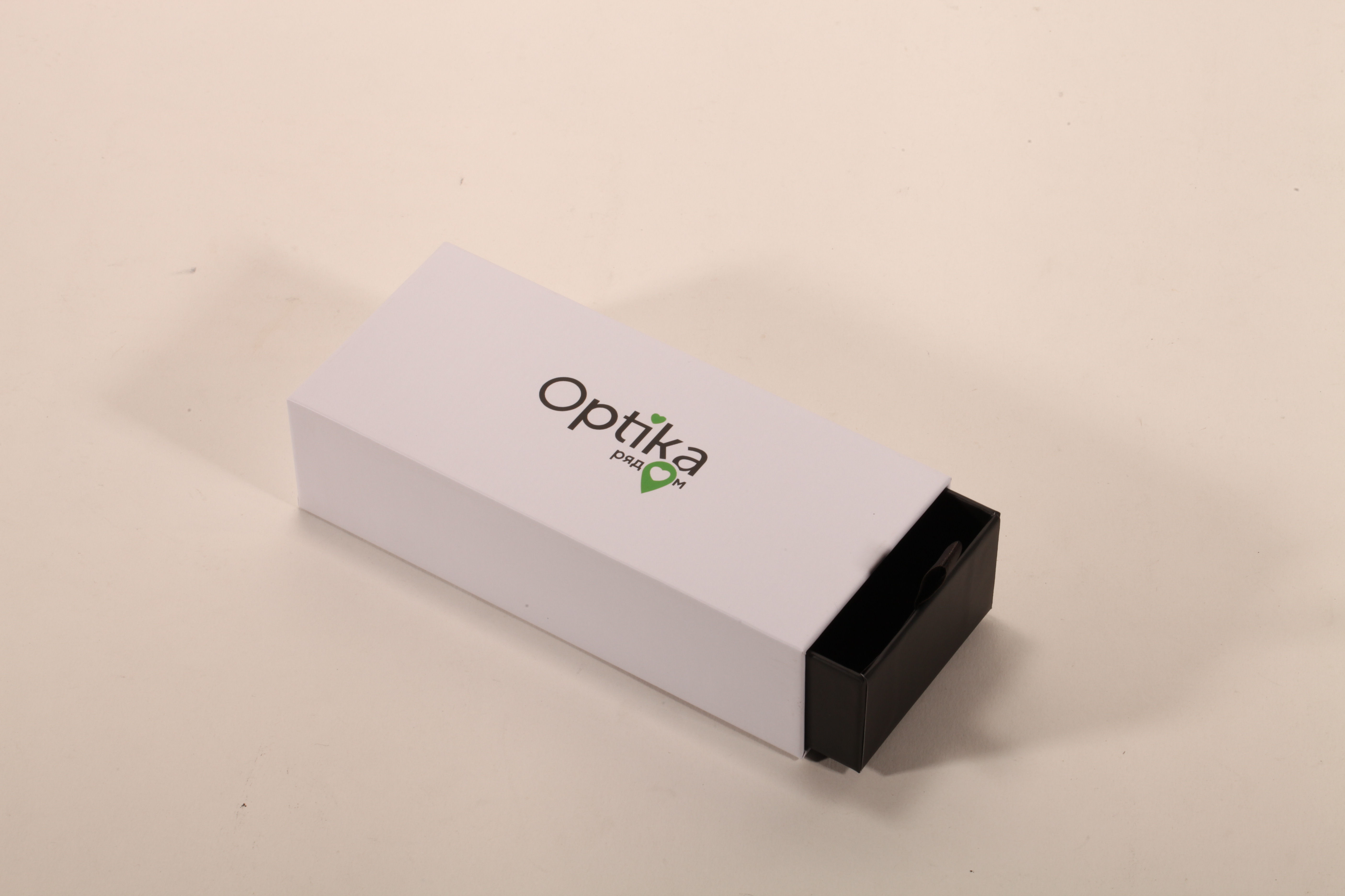 Este set de accesorios para anteojos de Optika incluye dos estuches, una caja y un paño limpiador.