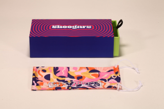 Este set de estuches para lentes incluye un estuche azul con patrones y otro verde. Además, hay una funda con diseño geométrico colorido dentro.