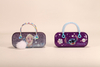 Estas son cajas de hierro portátiles para lentes. Tienen asas y diseños con personajes famosos, llenos de encanto y color.