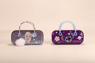 Estas son cajas de hierro portátiles para lentes. Tienen asas y diseños con personajes famosos, llenos de encanto y color.