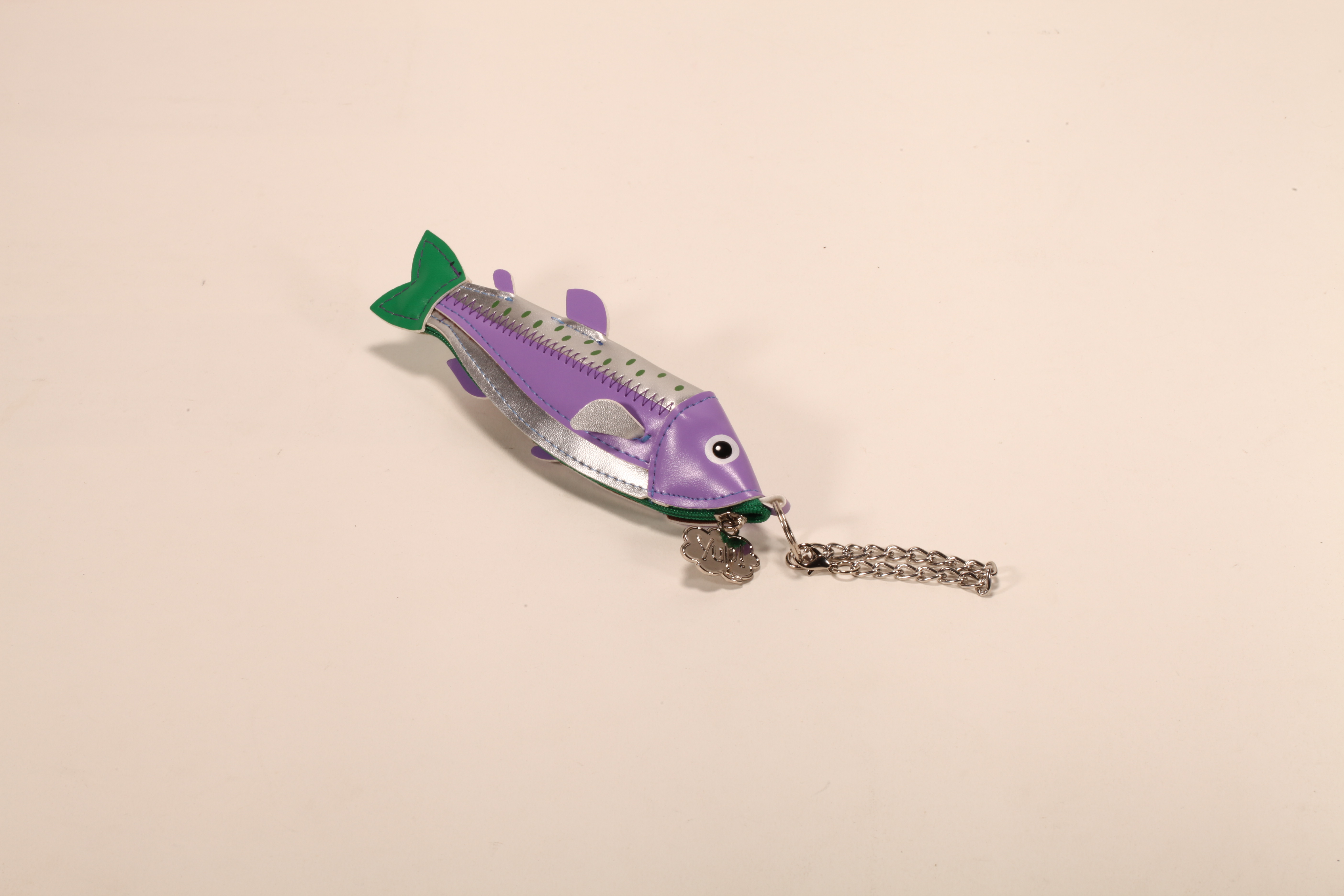 Esta es una bolsa con cremallera para lentes en forma de pez. Viene con un cordón de acero inoxidable y un diseño colorido.