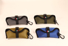 Estos estuches para lentes de sol vienen en cuatro colores: gris, verde militar, dorado y azul. Tienen hebillas y ganchos.