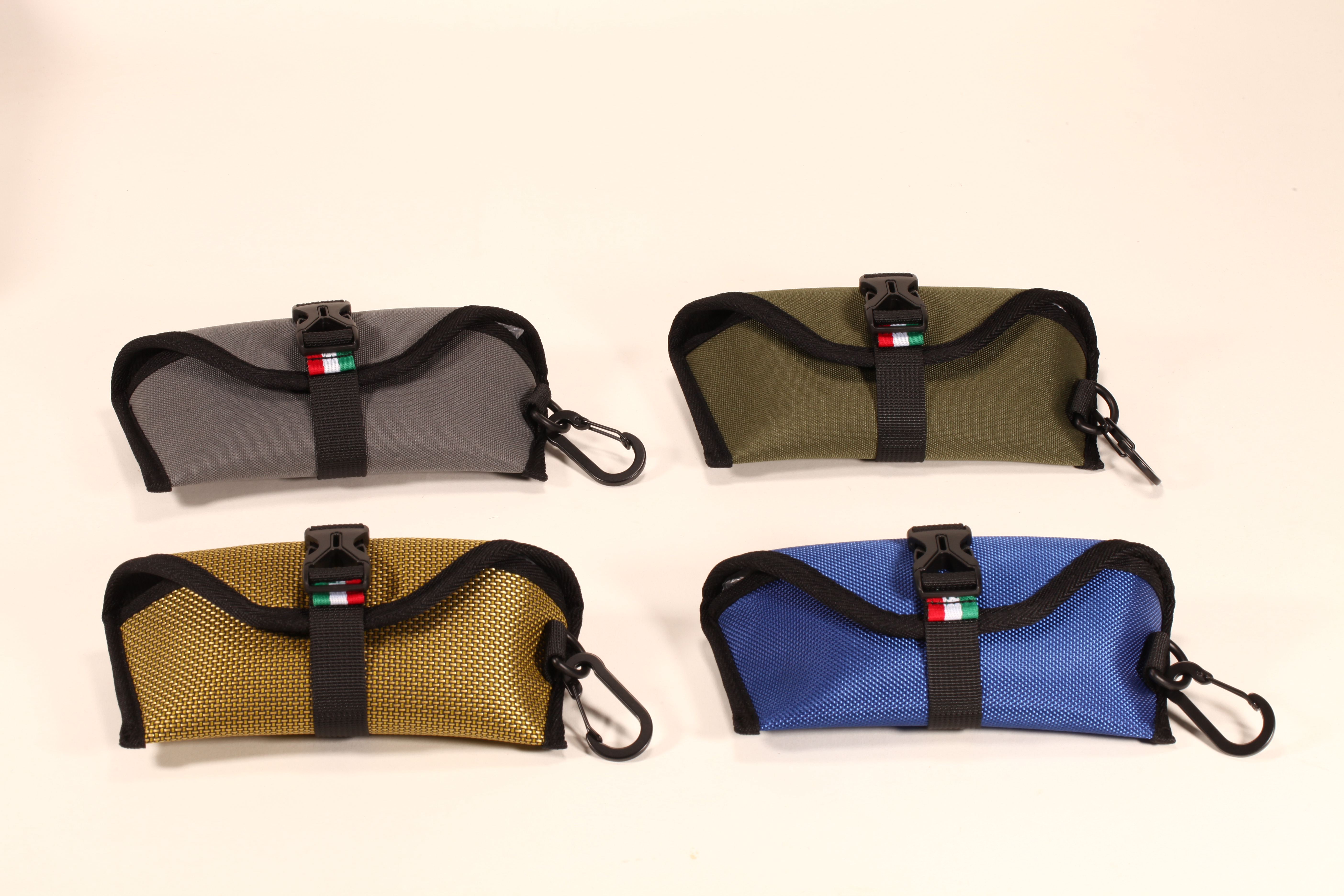 Estos estuches para lentes de sol vienen en cuatro colores: gris, verde militar, dorado y azul. Tienen hebillas y ganchos.