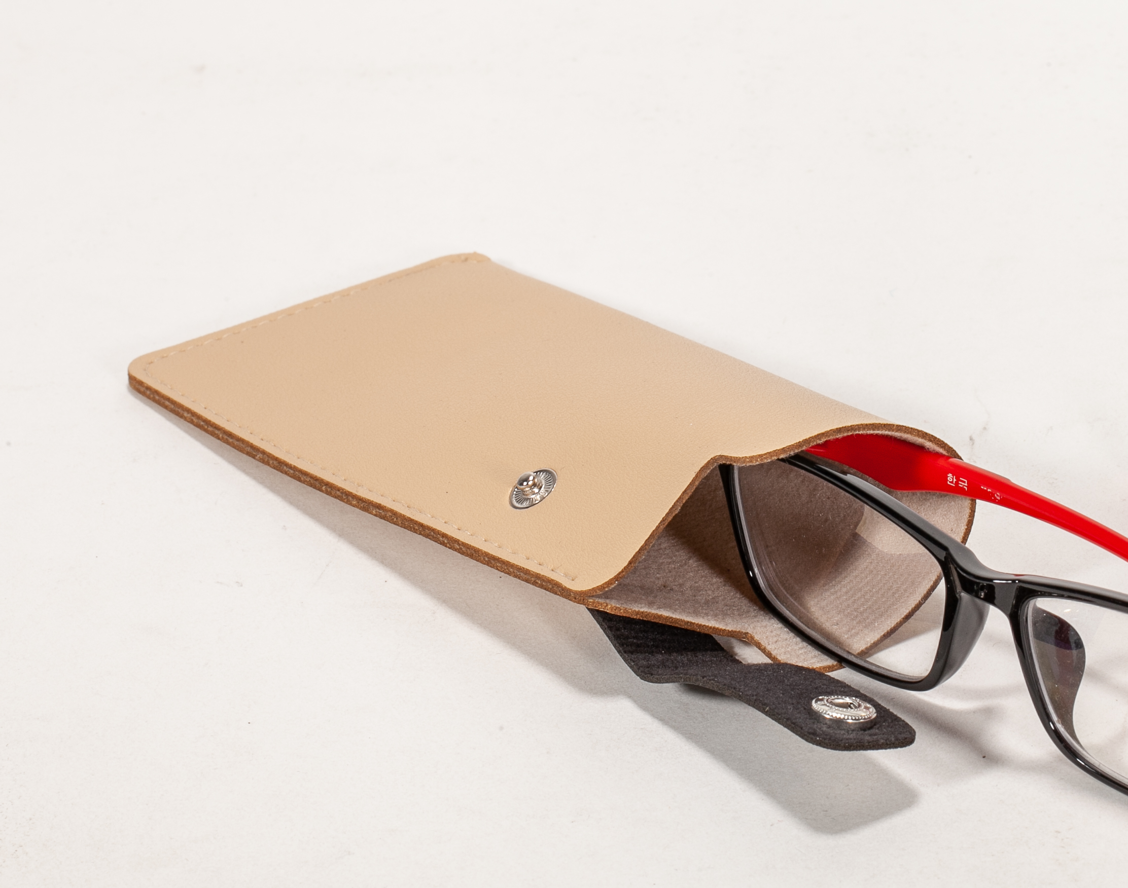Five Color glasses pouch for 2023 Sunglasses.Soft PU material with metal bottom.Small To Carry A Light Bag for Glasses