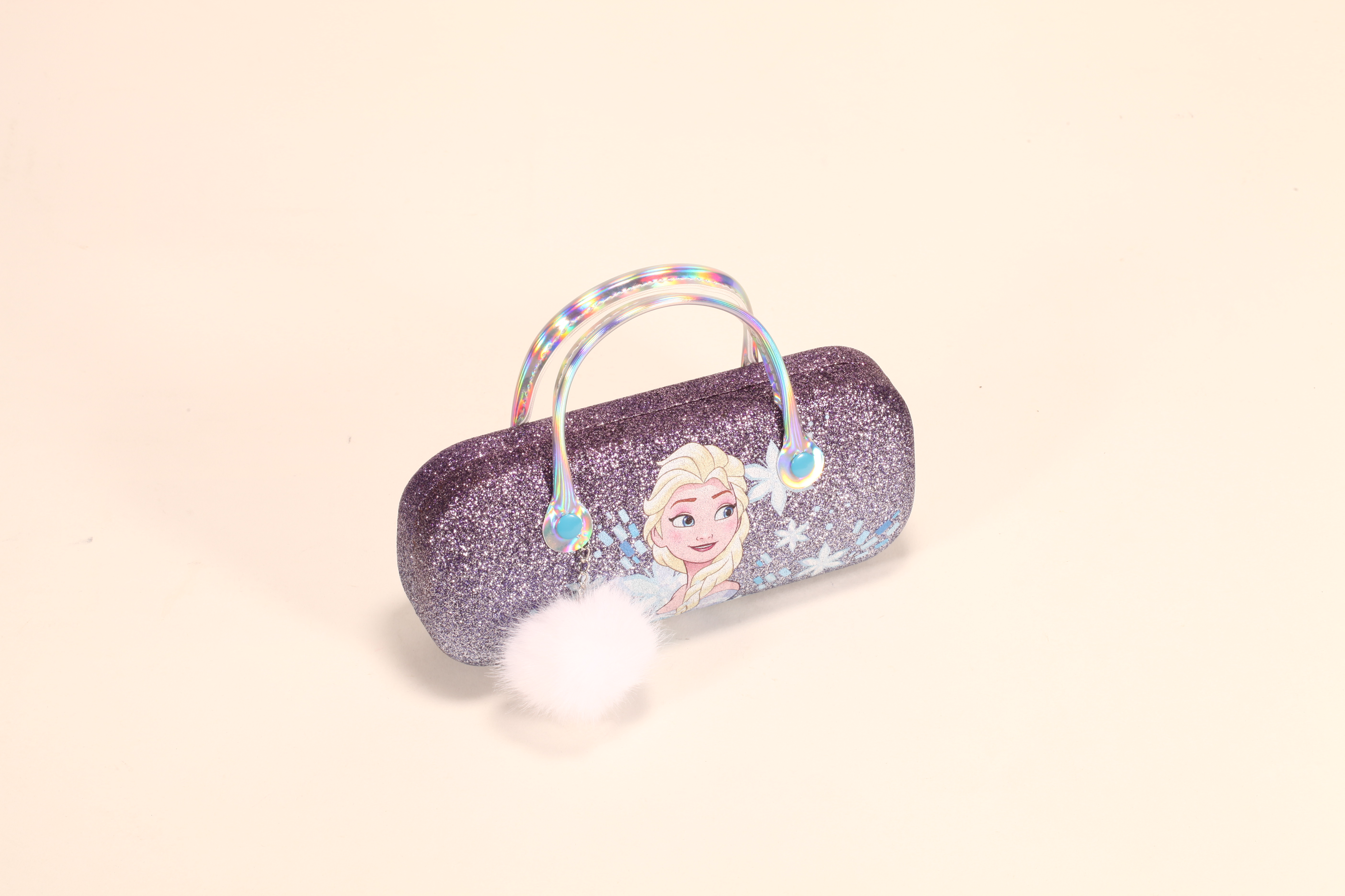 Estas son cajas de hierro portátiles para lentes. Tienen asas y diseños con personajes famosos, llenos de encanto y color.