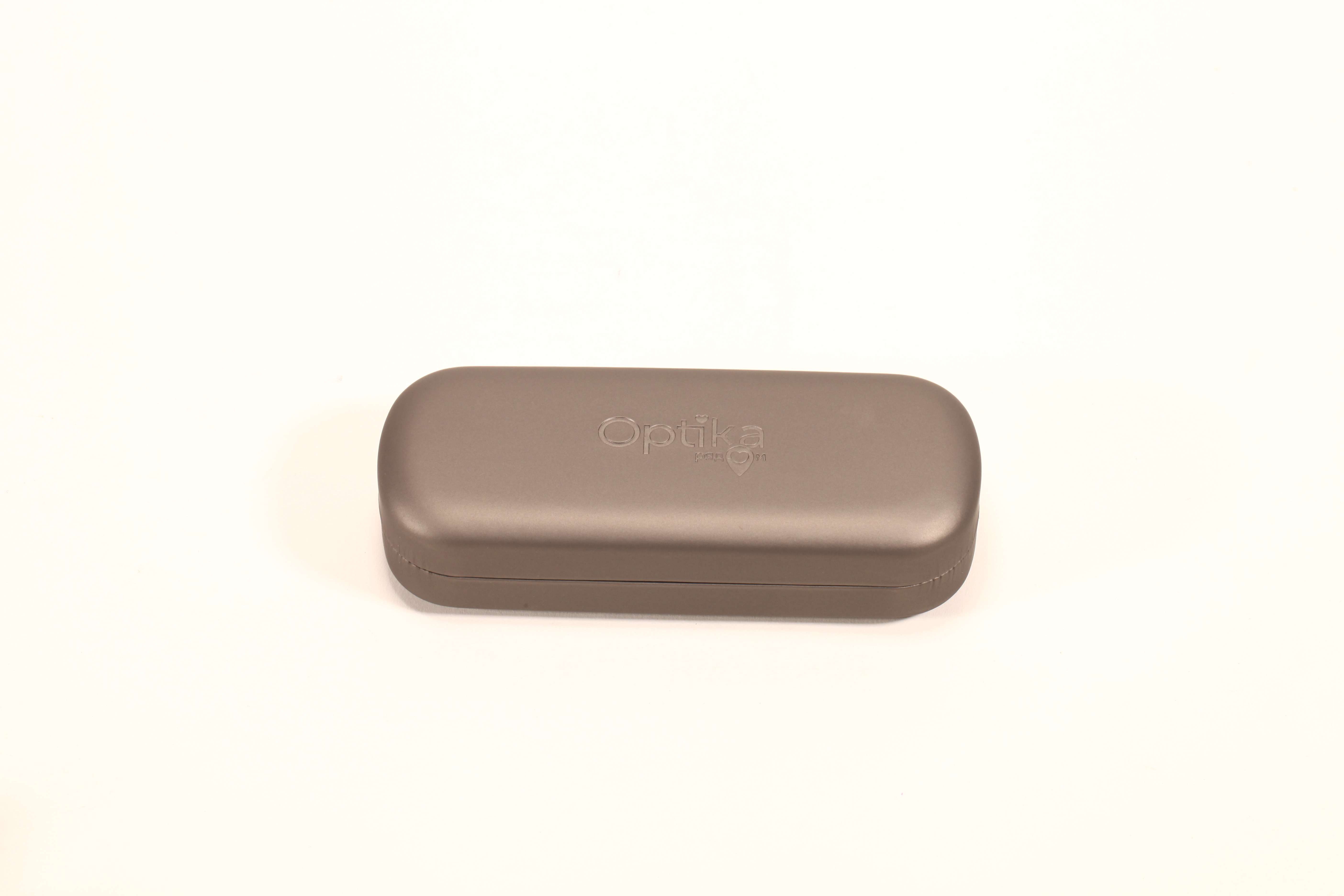 Este set de accesorios para anteojos de Optika incluye dos estuches, una caja y un paño limpiador.