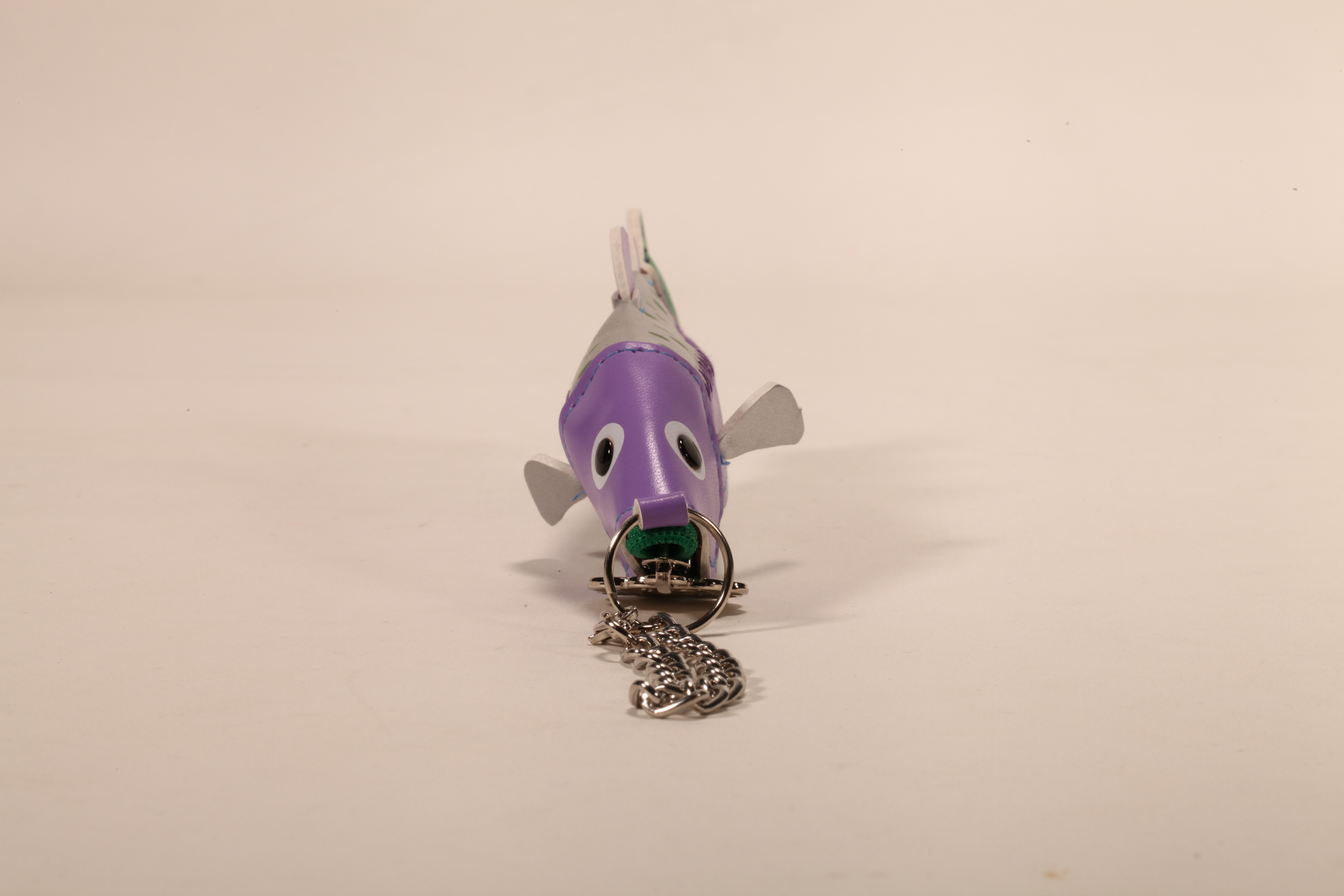 Esta es una bolsa con cremallera para lentes en forma de pez. Viene con un cordón de acero inoxidable y un diseño colorido.