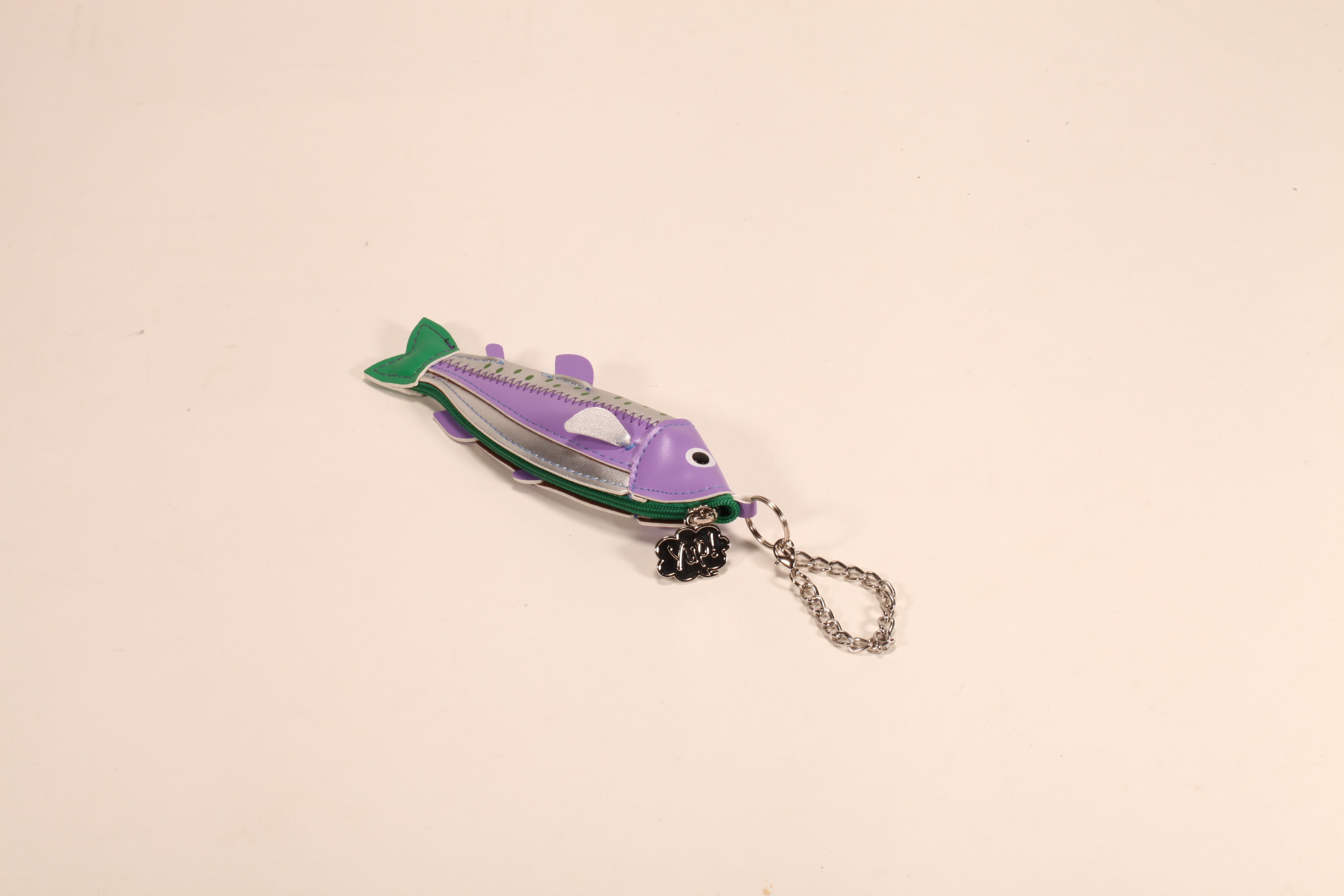 Esta es una bolsa con cremallera para lentes en forma de pez. Viene con un cordón de acero inoxidable y un diseño colorido.