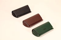 Estos estuches para lentes tienen un diseño elegante. Vienen en colores como negro, marrón y verde, hechos con materiales de buena calidad.