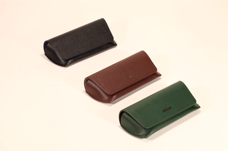 Estos estuches para lentes tienen un diseño elegante. Vienen en colores como negro, marrón y verde, hechos con materiales de buena calidad.