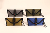 Estos estuches para lentes de sol vienen en cuatro colores: gris, verde militar, dorado y azul. Tienen hebillas y ganchos.