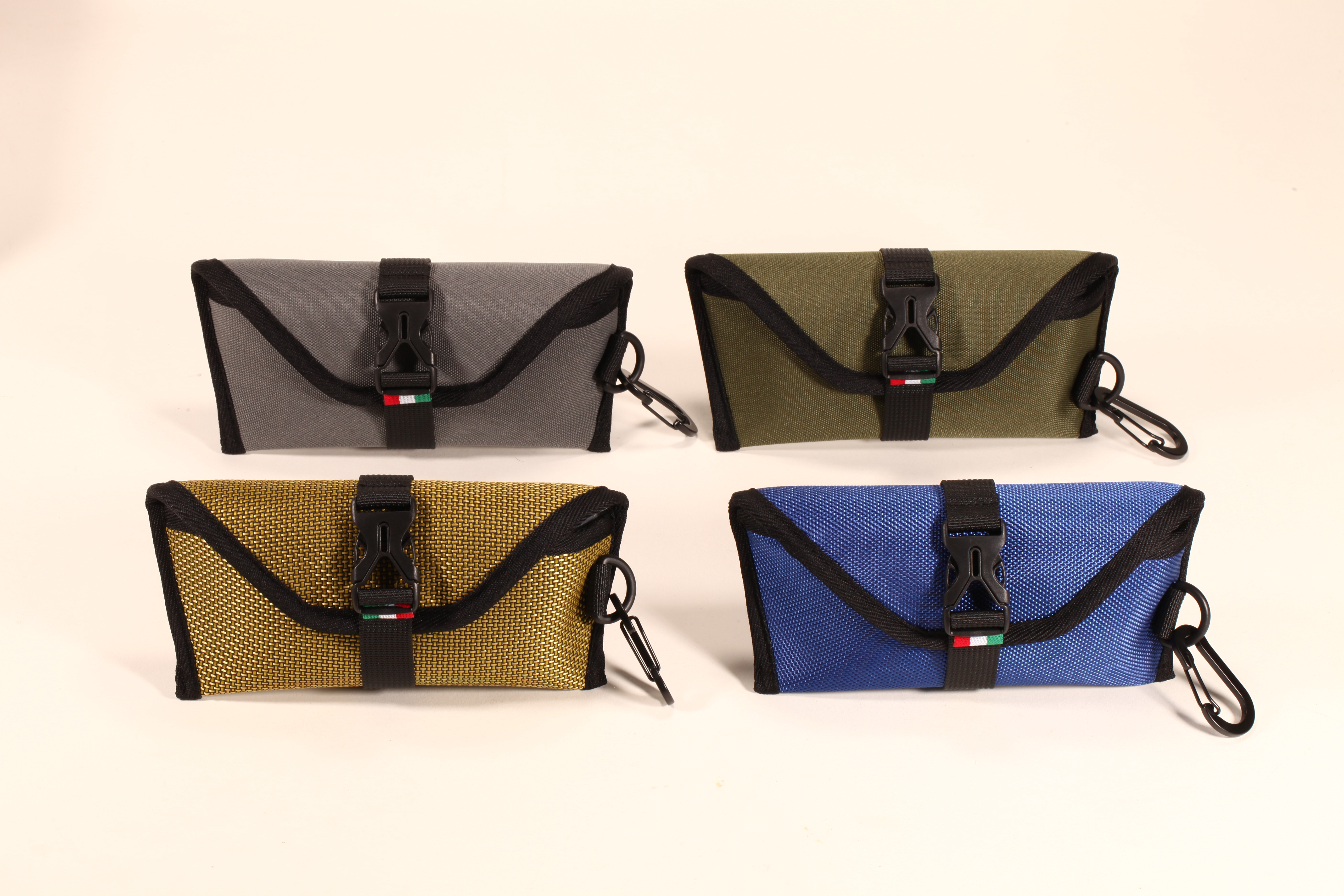 Estos estuches para lentes de sol vienen en cuatro colores: gris, verde militar, dorado y azul. Tienen hebillas y ganchos.