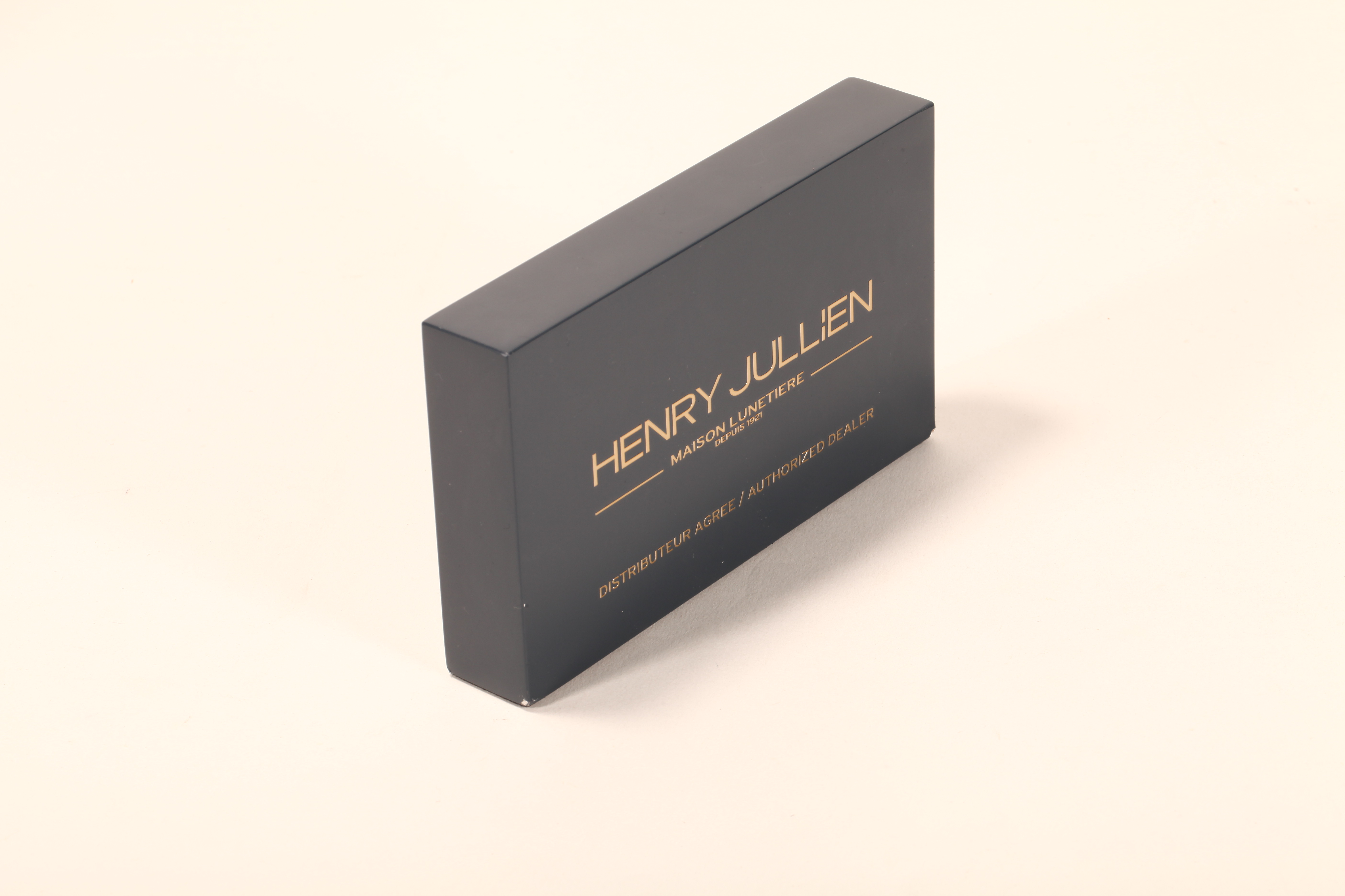 An elegant 8 - pair leather glasses display box, stylish and protective.