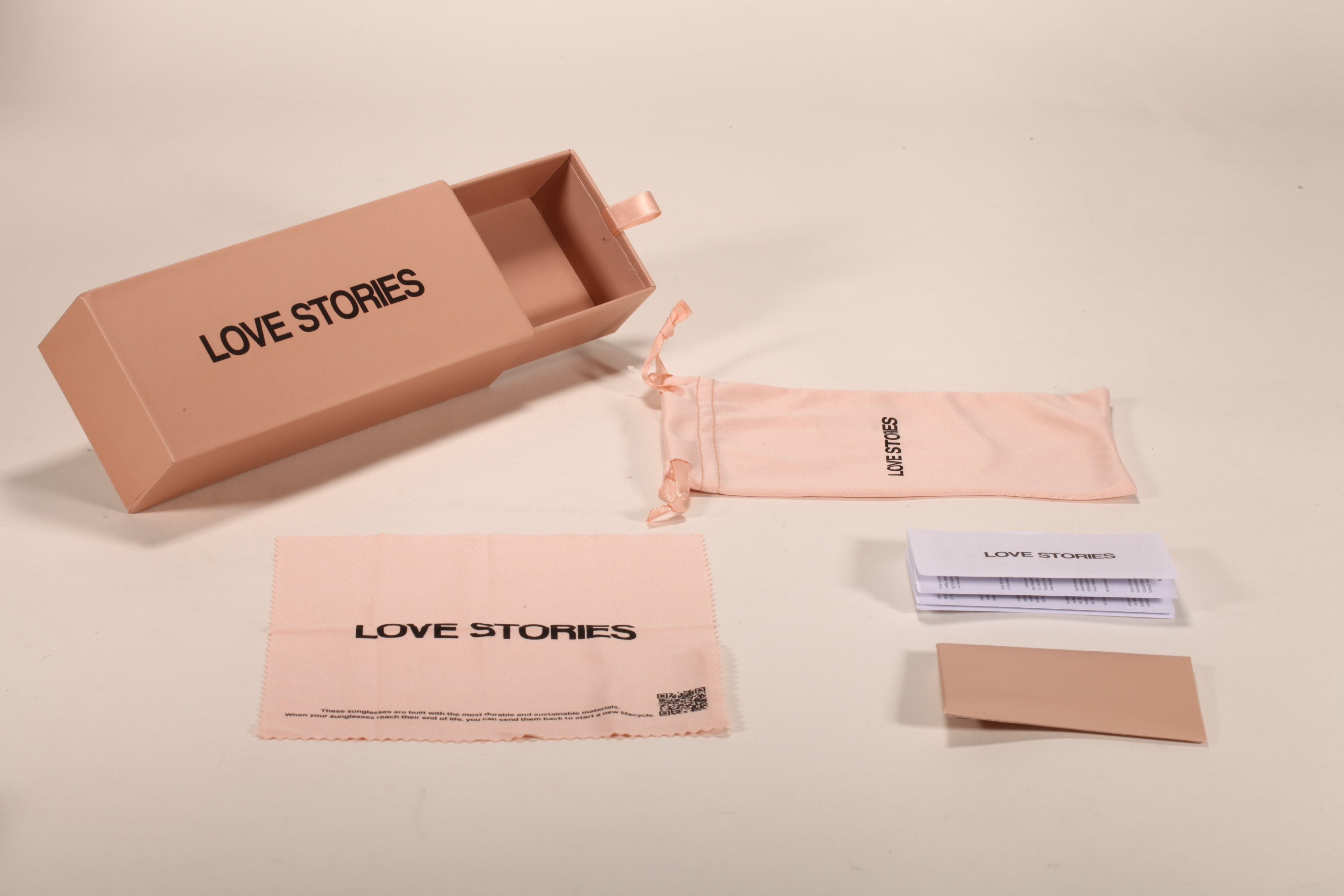 Este set de estuches para anteojos de la marca Love Stories incluye estuches, bolsas y paños de limpieza, presentados con un estilo elegante y delicado.