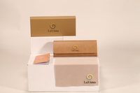 Este set de estuche de gafas LaVissa incluye dos cajas marrones, un artículo de cuero, un folleto y un paño, todo con la marca.