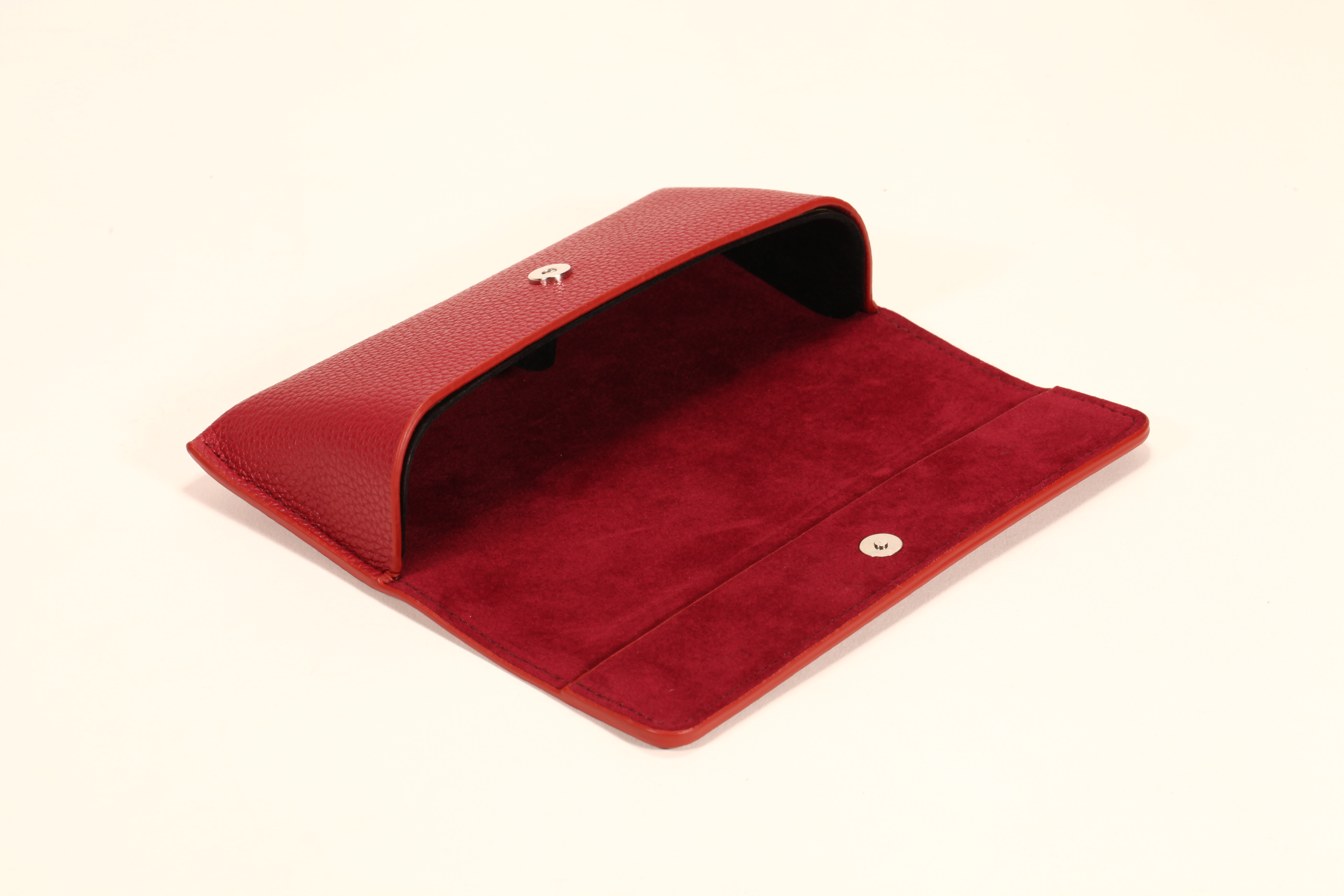 Estos estuches para lentes son de diseño sencillo y elegante. Vienen en varios colores, hechos con materiales de buena calidad.