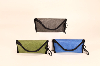 Estos estuches para lentes de sol vienen en tres colores: gris, verde y azul. Con hebillas negras y ganchos, son prácticos y elegantes.
