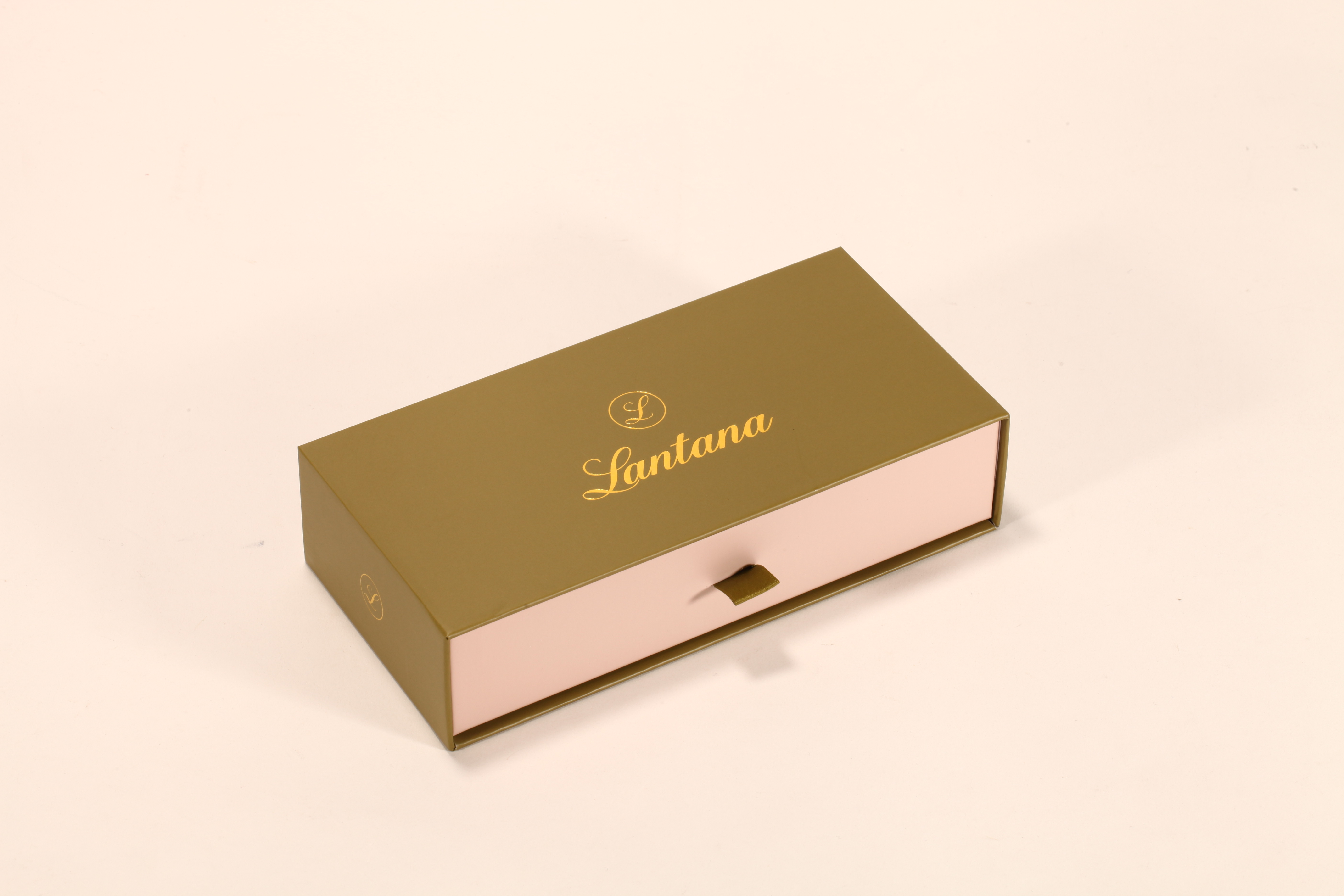 Este set de estuche para anteojos de Lantana incluye un estuche, una caja y un paño limpiador.