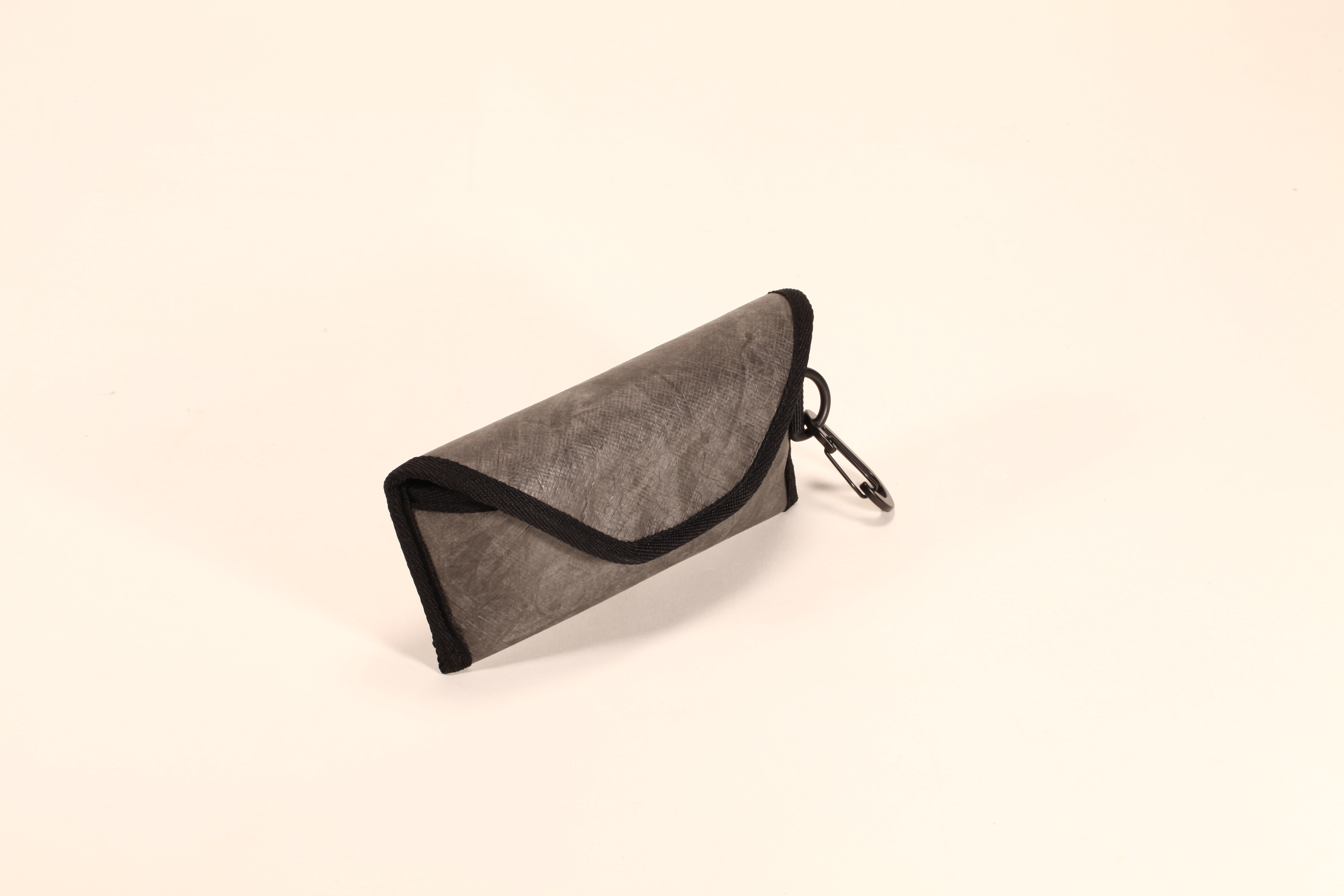Estos estuches para lentes de sol vienen en tres colores: gris, verde y azul. Con hebillas negras y ganchos, son prácticos y elegantes.