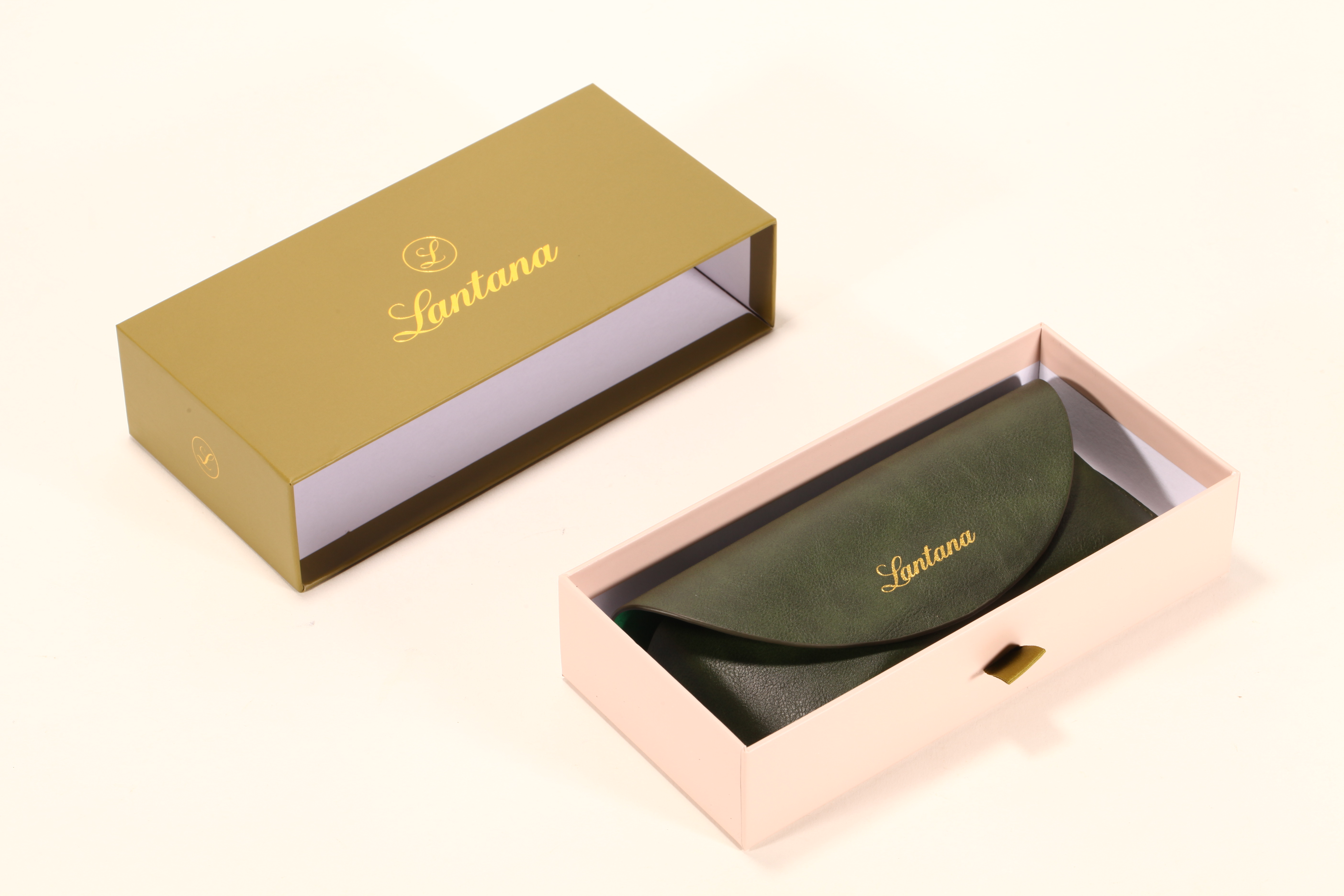 Este set de estuche para anteojos de Lantana incluye un estuche, una caja y un paño limpiador.