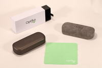 Este set de accesorios para anteojos de Optika incluye dos estuches, una caja y un paño limpiador.