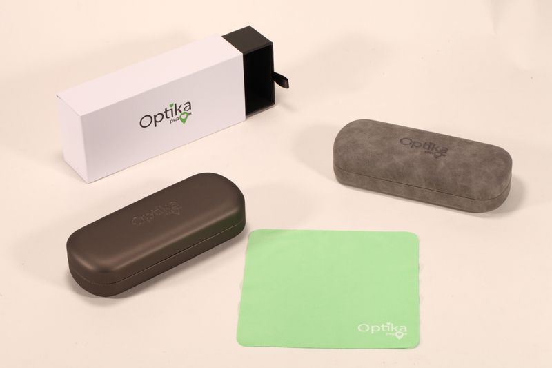 Este set de accesorios para anteojos de Optika incluye dos estuches, una caja y un paño limpiador.
