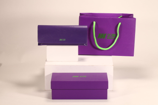 Este set de accesorios para anteojos de la marca "Mijuwlik" presenta un elegante diseño en tonos púrpura, con bolsa, estuche y lentes, exquisito y sofisticado.